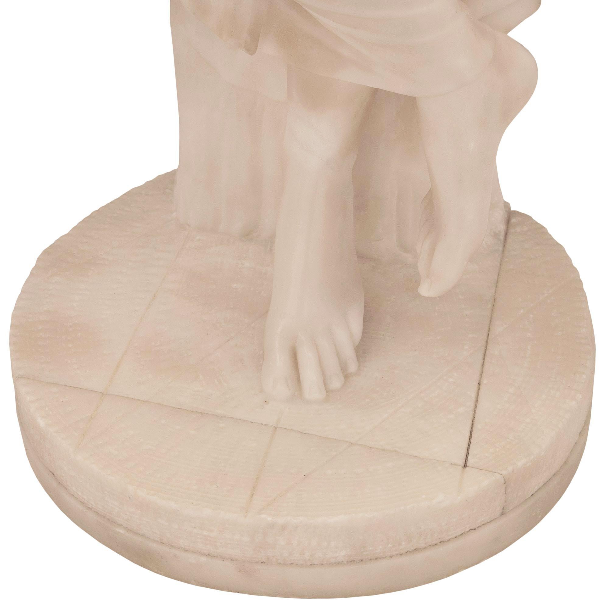 Statue italienne en albâtre du 19ème siècle représentant une belle jeune fille en vente 4