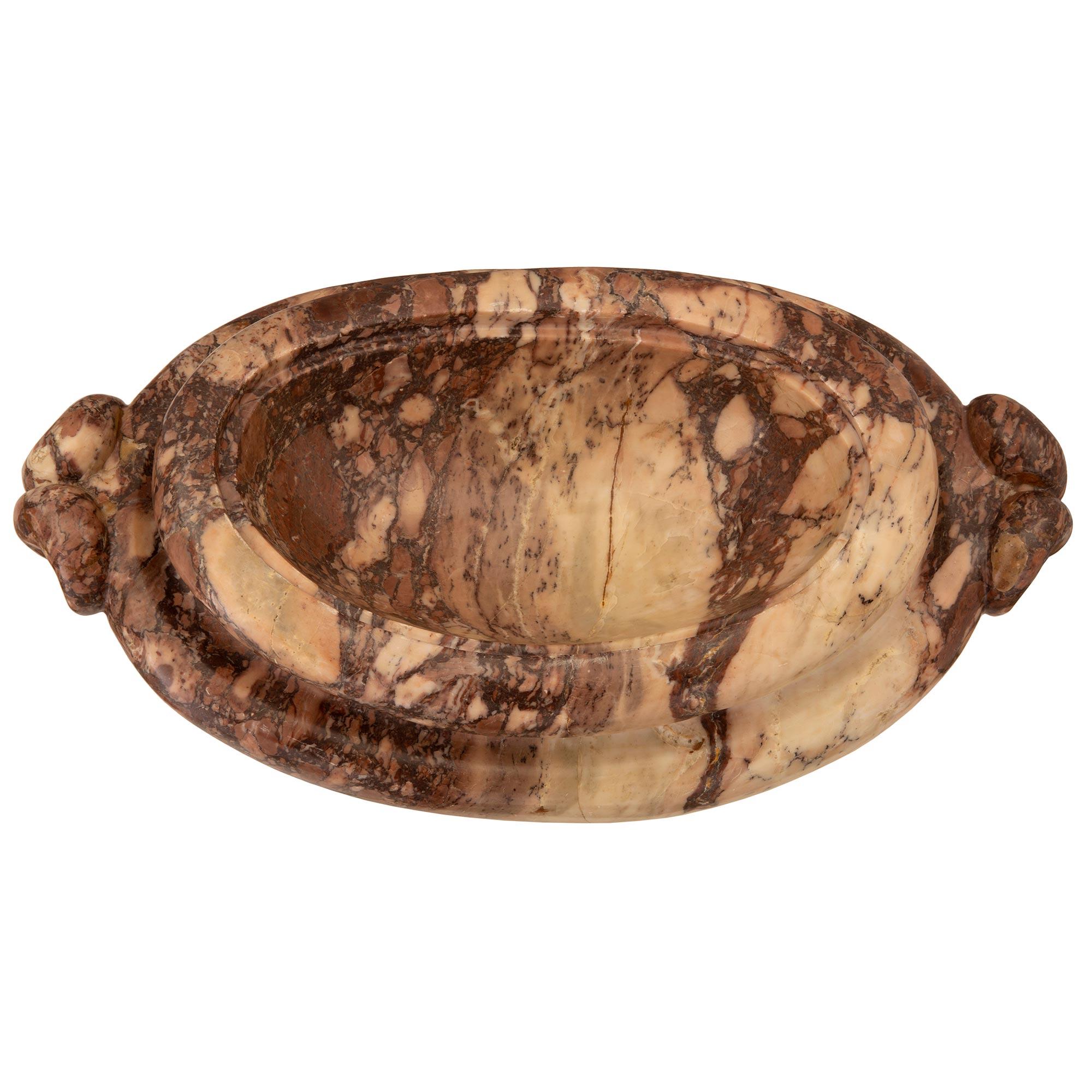 Eine außergewöhnliche italienische Marmorurne mit Deckel aus Brèche Violette aus dem 19. Die Urne wird von einem eleganten, kreisrunden, gesprenkelten Sockel getragen, der sich unter dem einzigartigen und äußerst dekorativ geformten Korpus befindet.
