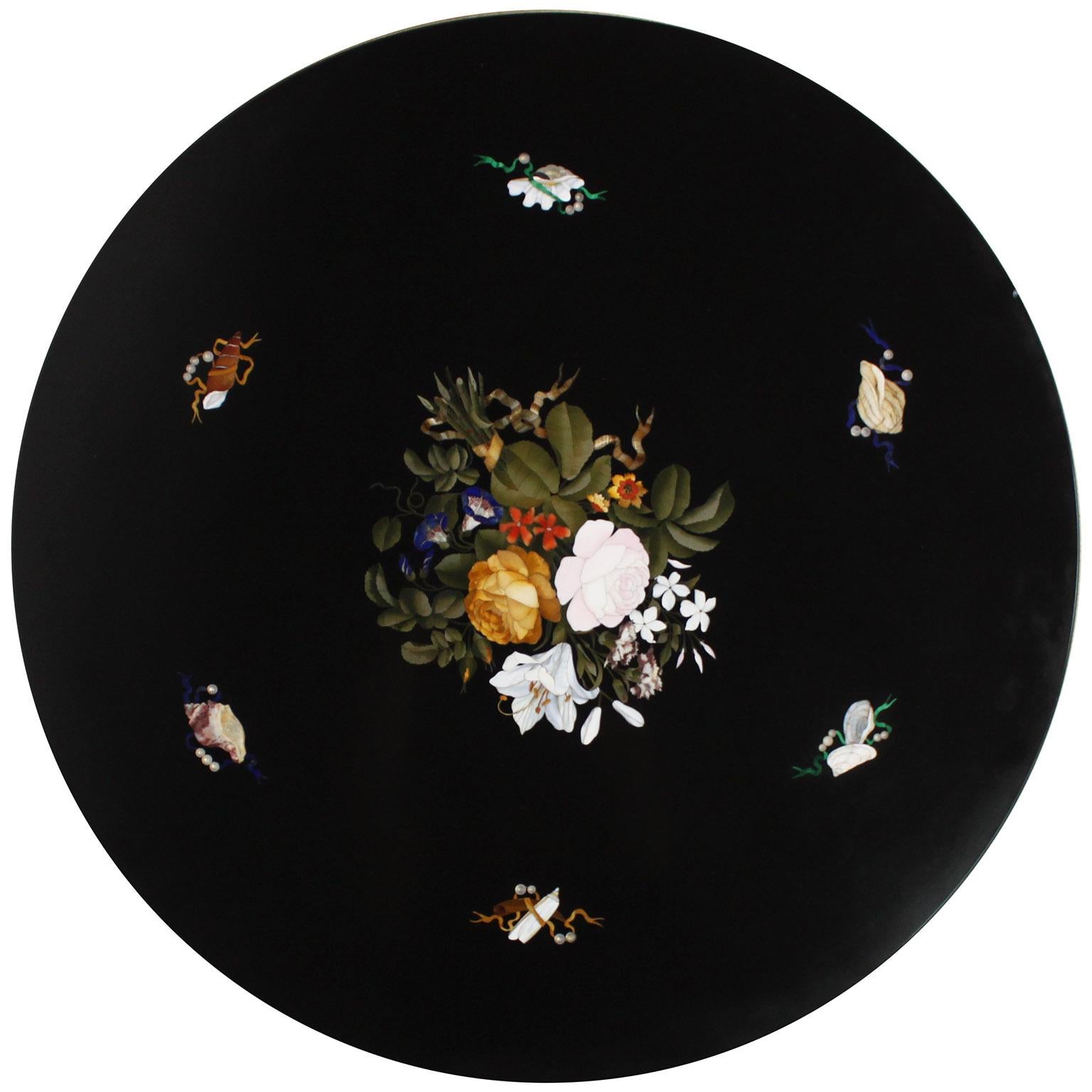 Table italienne du XIXe siècle en marqueterie de Pietra Dura Florentine reposant sur un piédestal en bois doré sculpté. Le plateau circulaire en pietra dura incrusté est centré sur un bouquet de fleurs comprenant des lys, des oiseaux de paradis, des