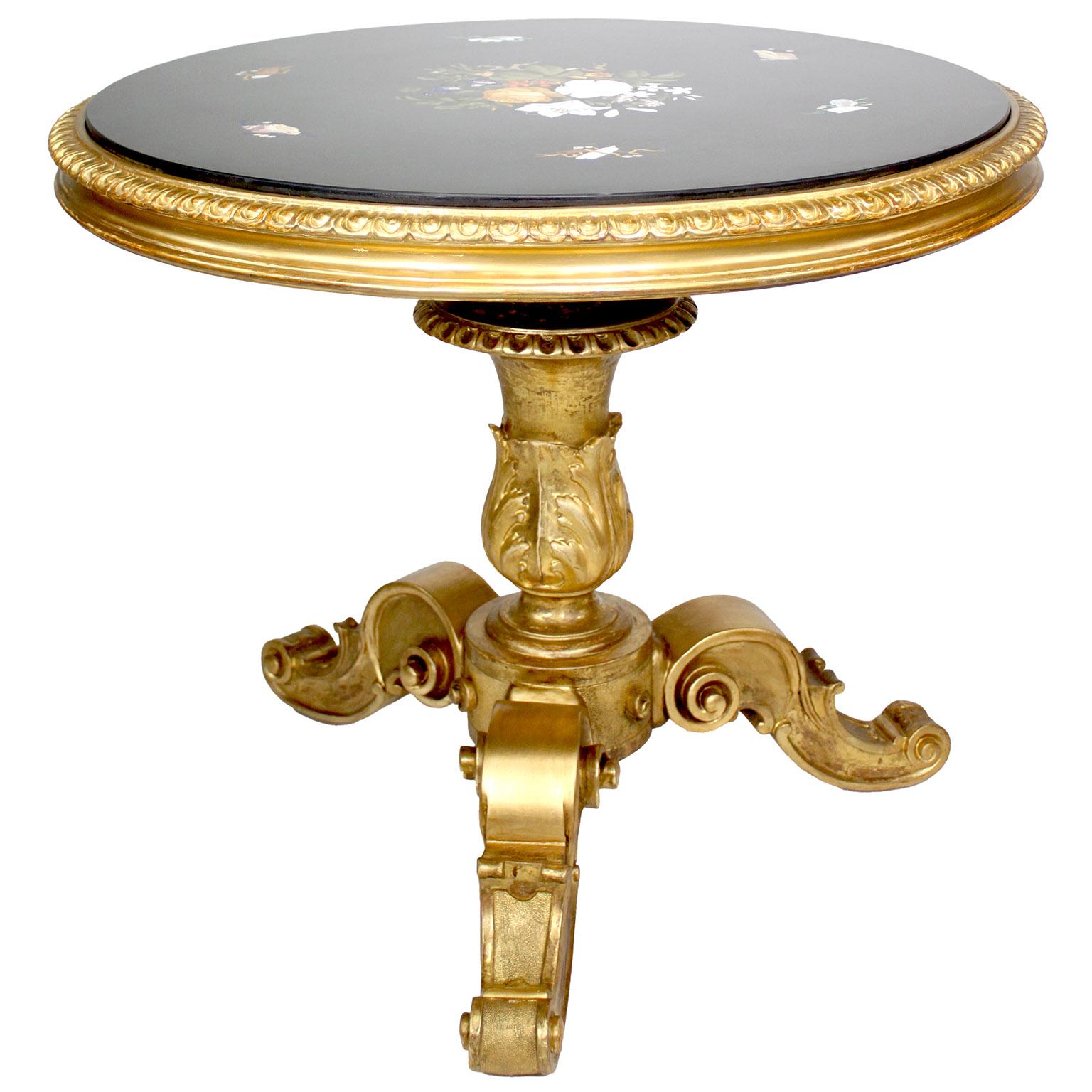 Doré Table italienne du XIXe siècle en marqueterie de Pietra Dura Florentine sur un Stand en bois doré en vente