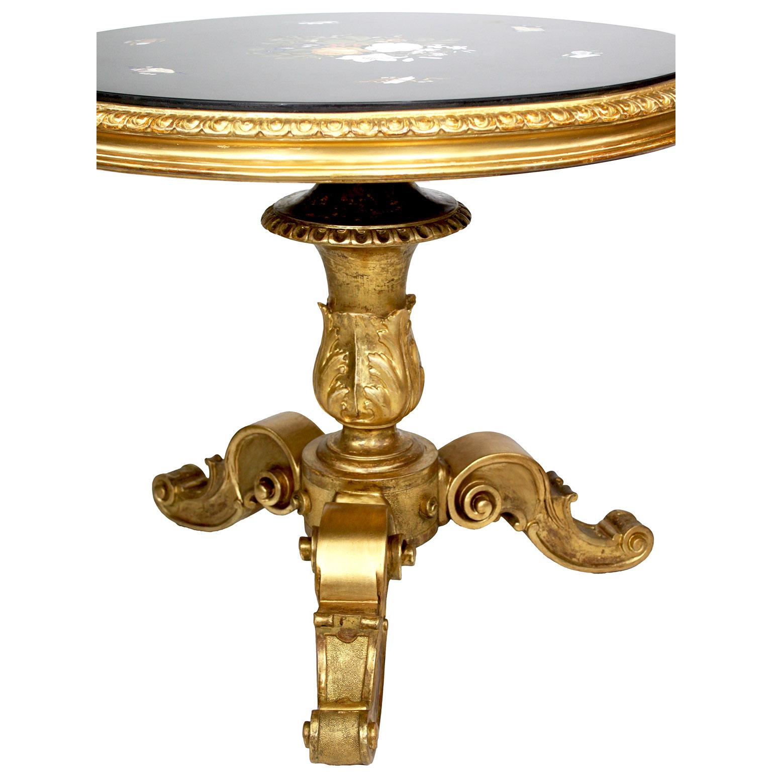 Table italienne du XIXe siècle en marqueterie de Pietra Dura Florentine sur un Stand en bois doré Bon état - En vente à Los Angeles, CA