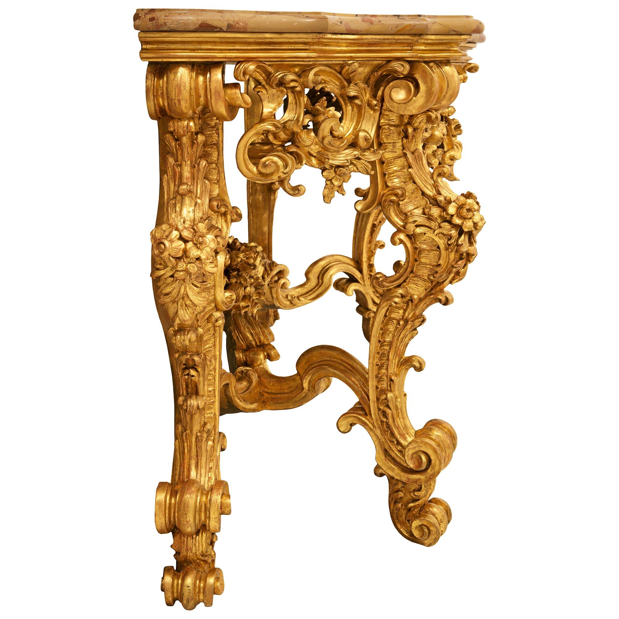Consola italiana del siglo XIX de estilo Luis XV de madera dorada y mármol Breche D'Alep en Bueno estado para la venta en West Palm Beach, FL