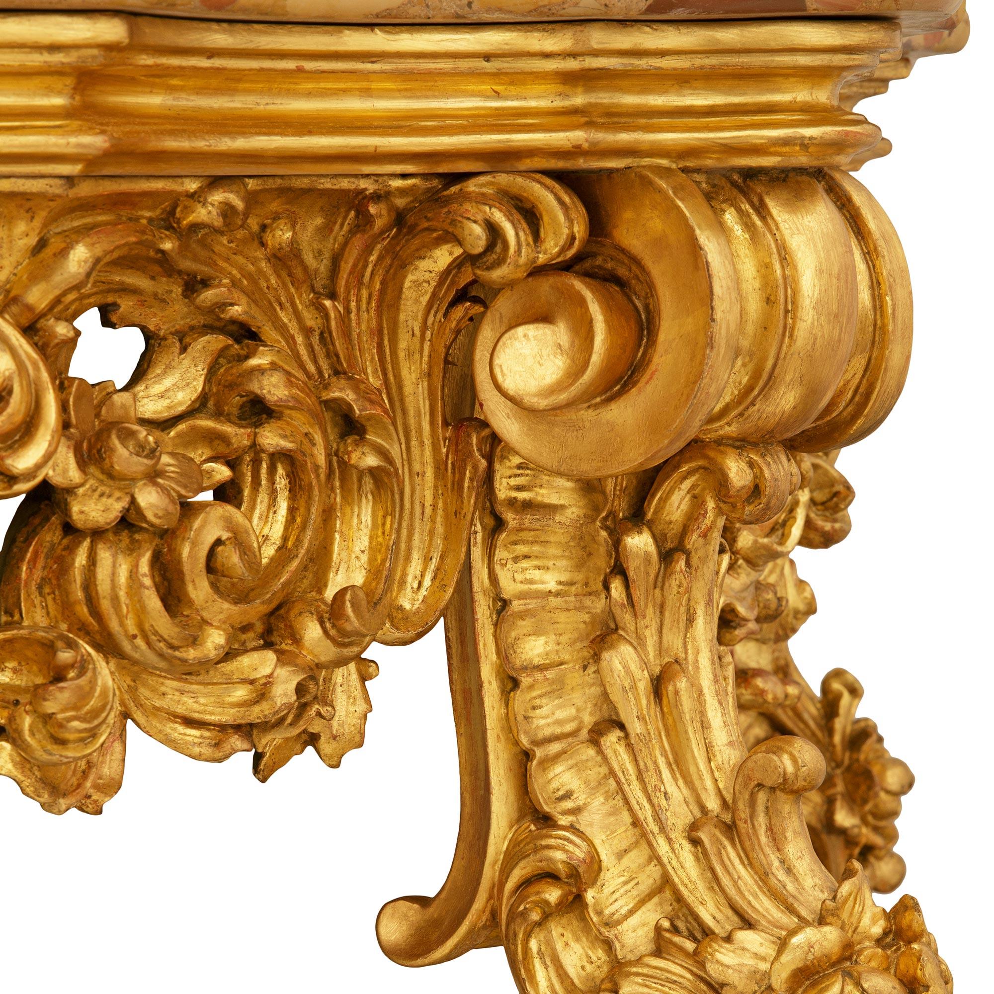 Consola italiana del siglo XIX de estilo Luis XV de madera dorada y mármol Breche D'Alep Mármol en venta