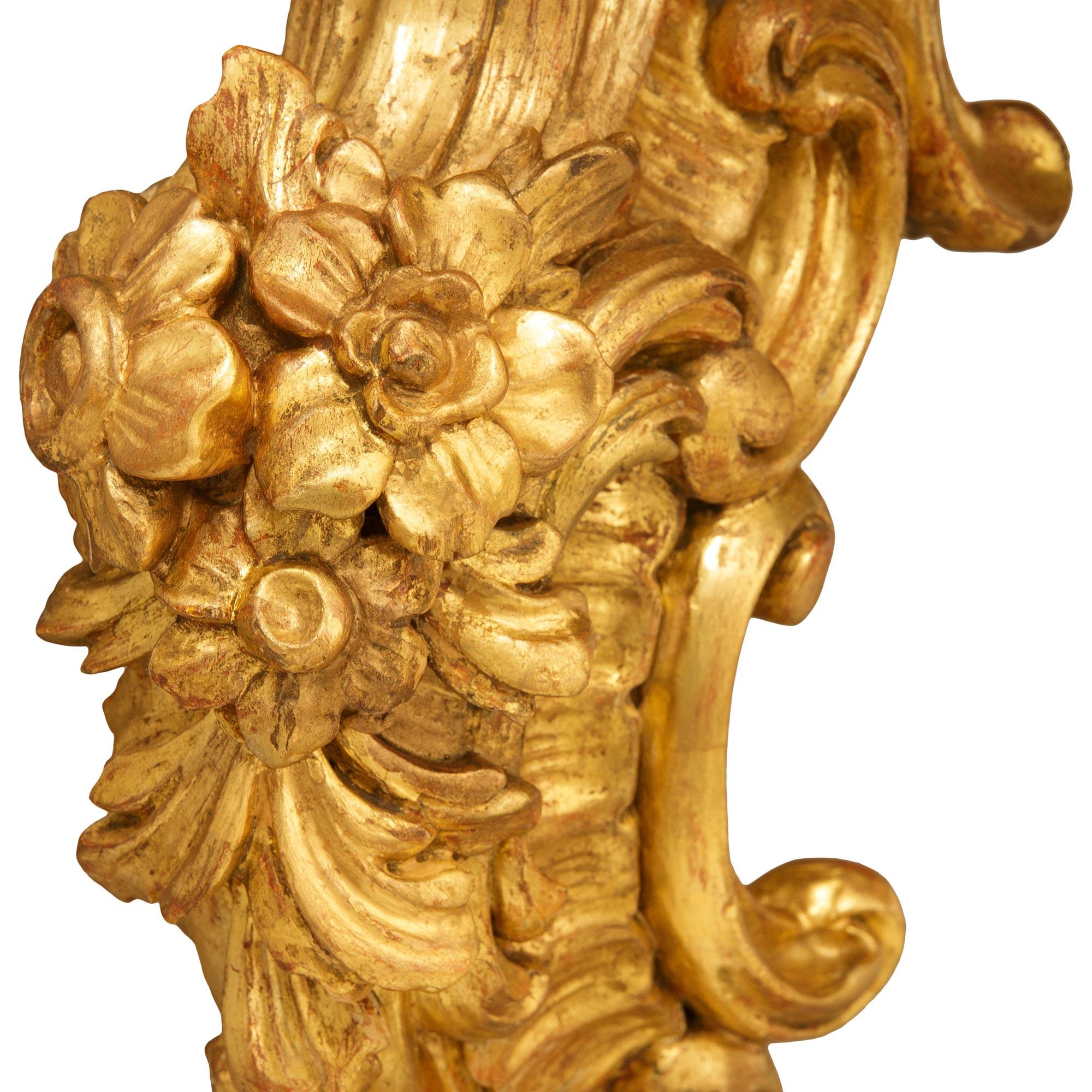 Consola italiana del siglo XIX de estilo Luis XV de madera dorada y mármol Breche D'Alep en venta 1