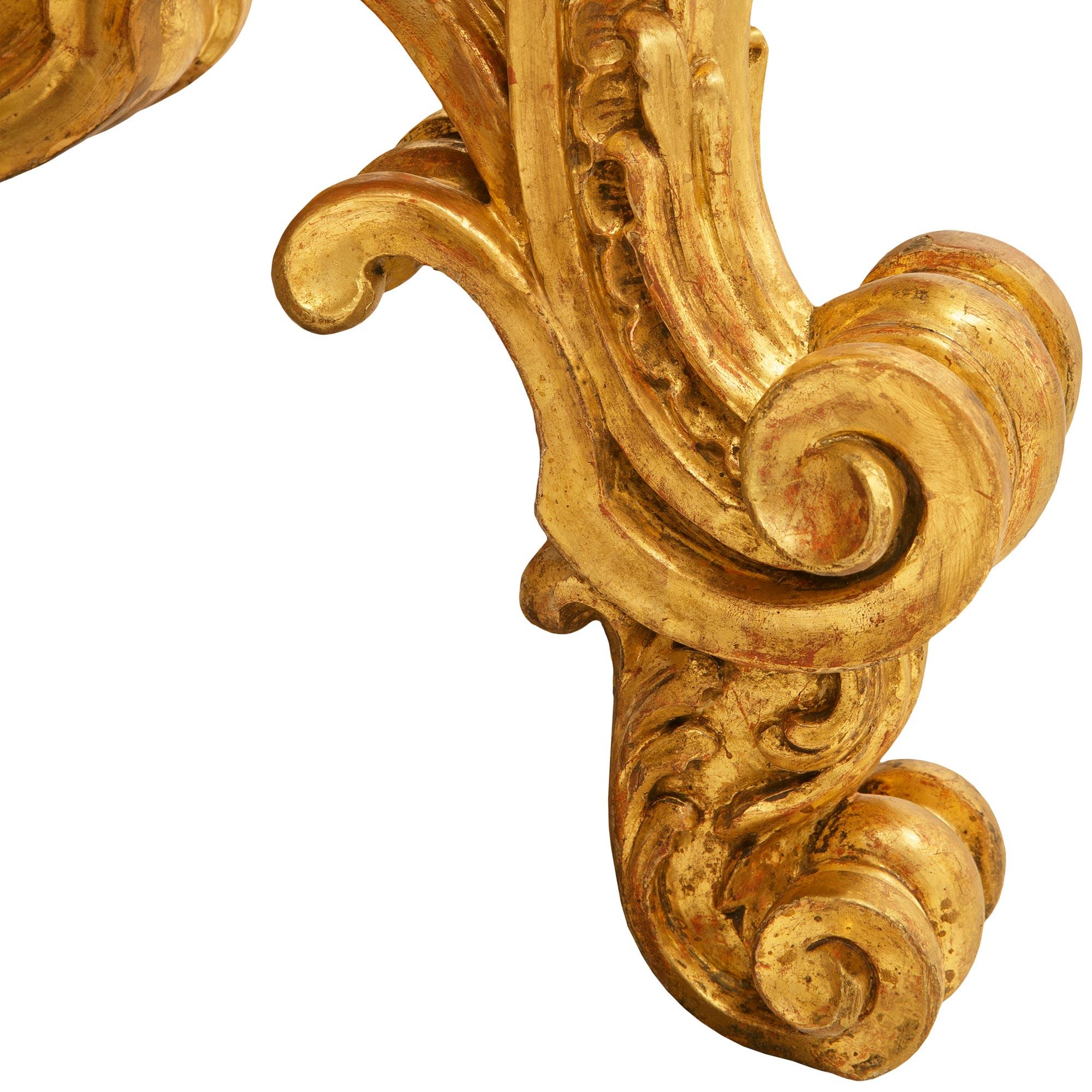 Consola italiana del siglo XIX de estilo Luis XV de madera dorada y mármol Breche D'Alep en venta 2