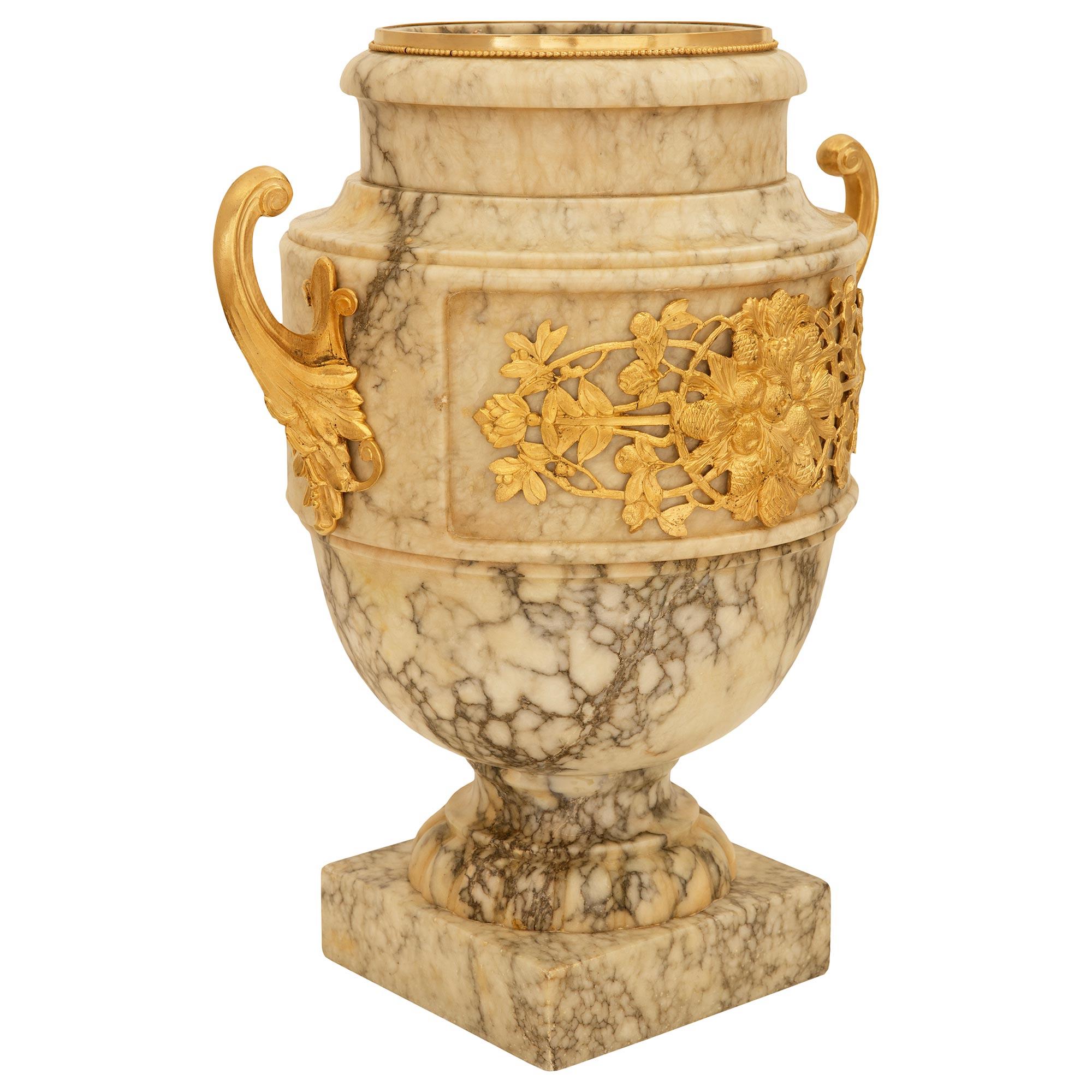 Macetero/florero italiano del siglo XIX, estilo Luis XVI, de alabastro y ormolu Italiano en venta