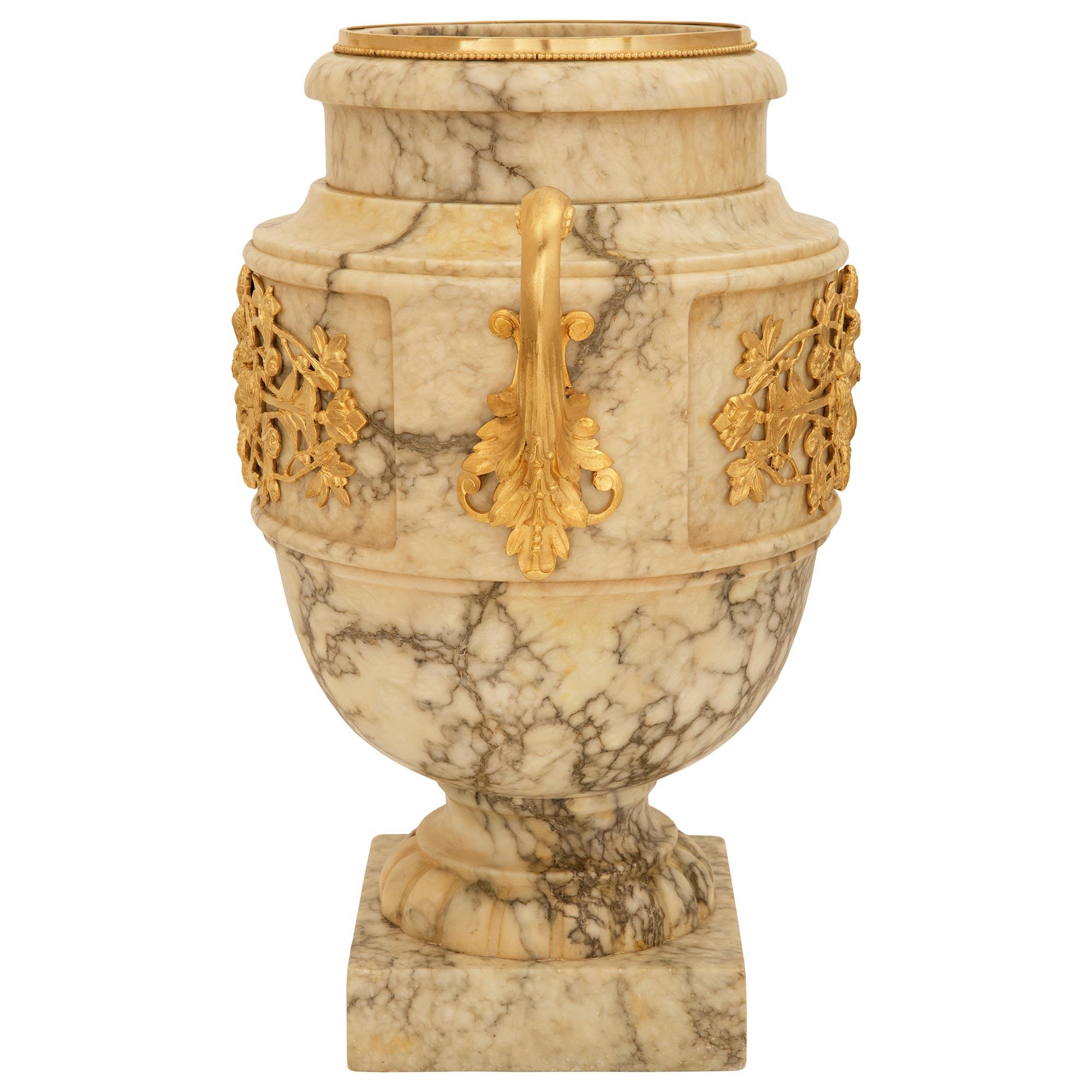 Macetero/florero italiano del siglo XIX, estilo Luis XVI, de alabastro y ormolu en Bueno estado para la venta en West Palm Beach, FL