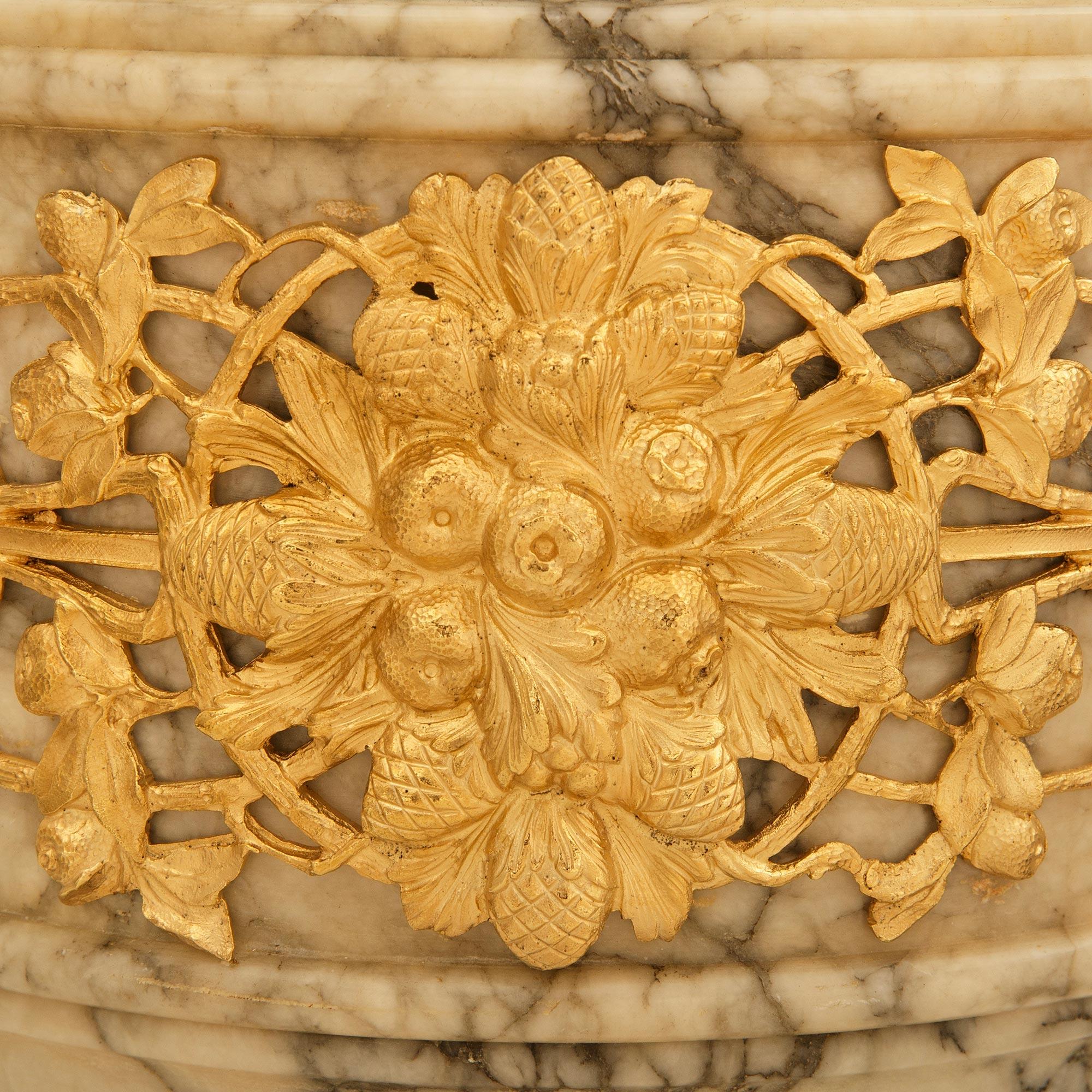 Macetero/florero italiano del siglo XIX, estilo Luis XVI, de alabastro y ormolu en venta 2