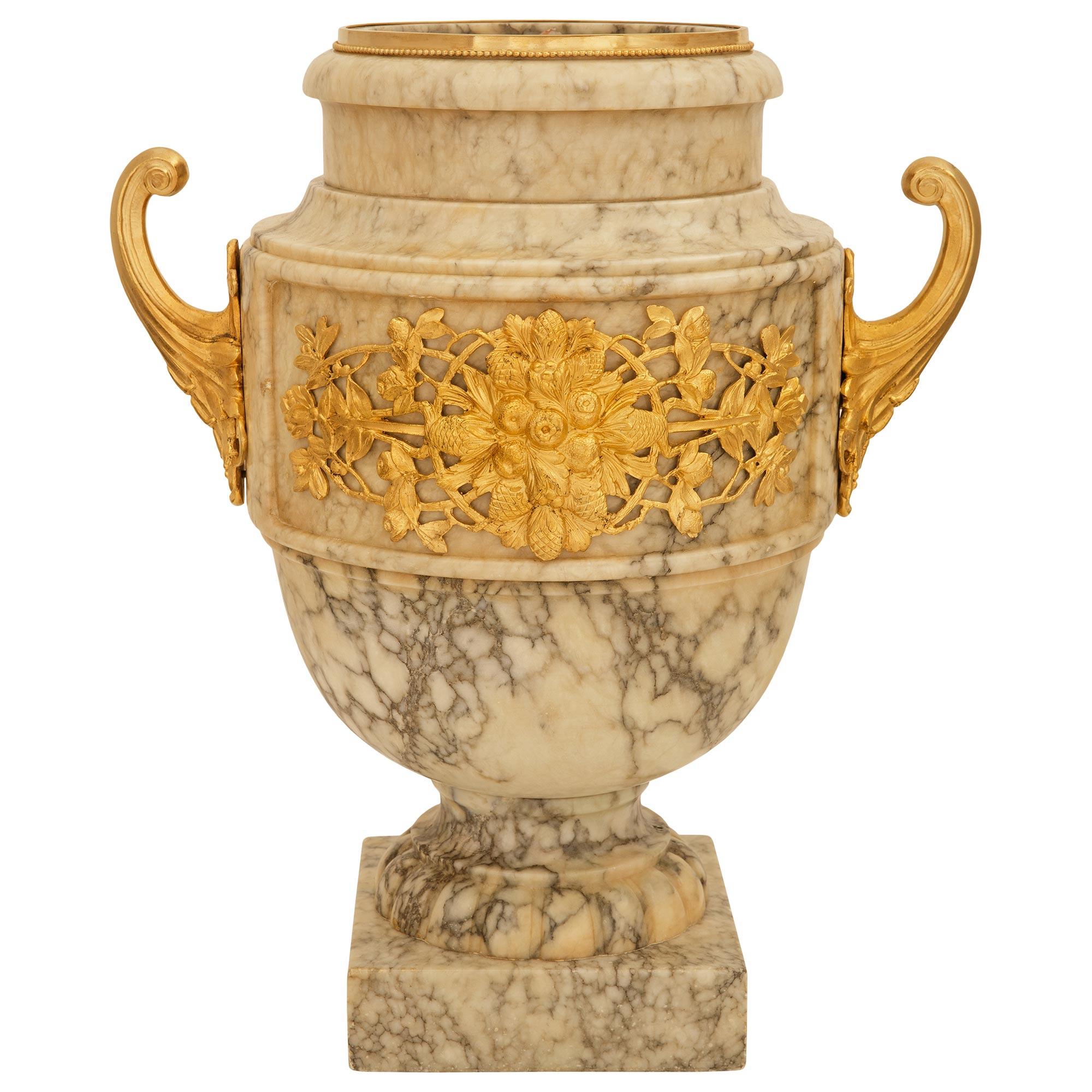 Macetero/florero italiano del siglo XIX, estilo Luis XVI, de alabastro y ormolu en venta