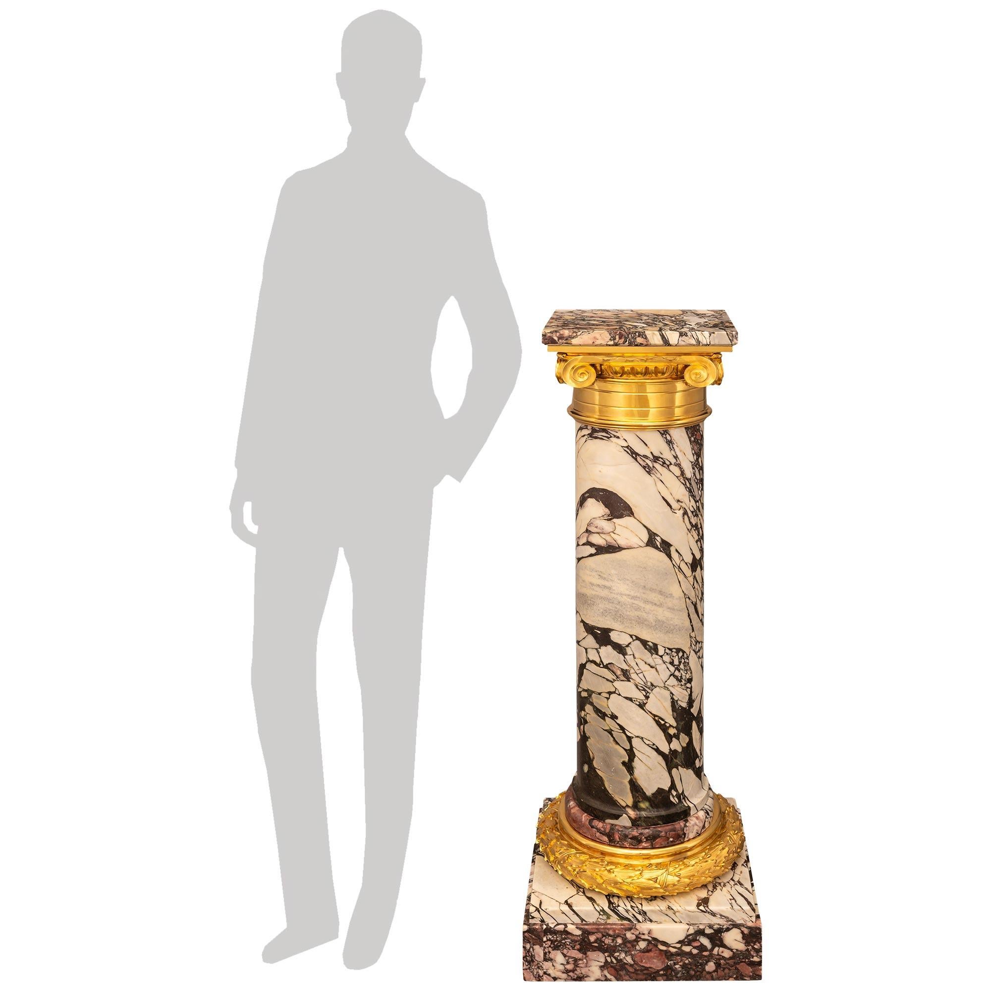 Eine beeindruckende und sehr elegante italienische Säule aus Marmor und Ormolu aus dem 19. Jahrhundert. Diese wunderbare Säule steht auf einem quadratischen, abgestuften Sockel, über dem sich ein kreisförmiges, mit Perlen besetztes Lorbeerband