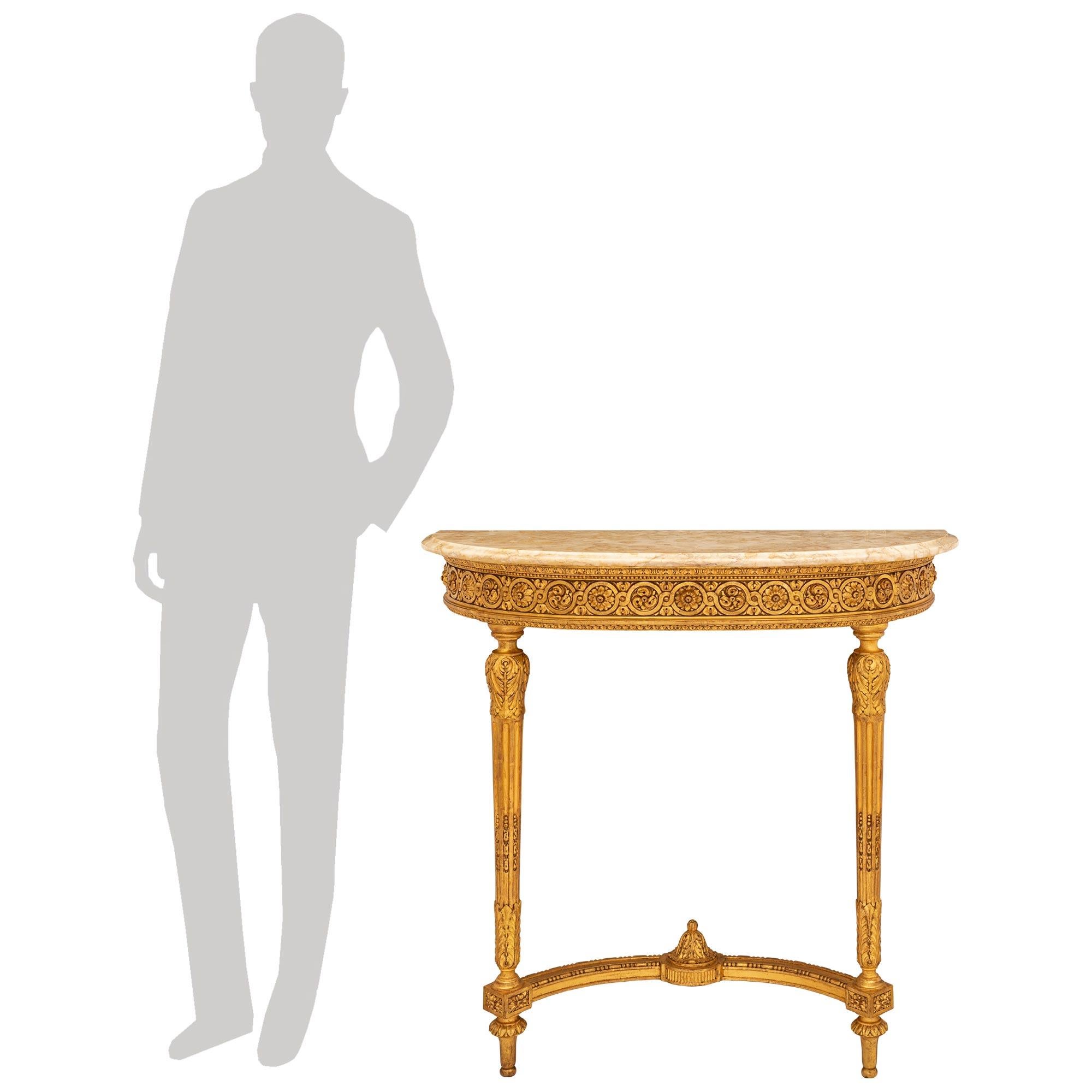 Magnifique et extrêmement élégante console italienne du XIXe siècle de style Louis XVI en bois doré et marbre Brocatelle Jaune du Jura. Cette merveilleuse console murale repose sur de fins pieds en forme de topie, avec de jolies bandes de feuillage