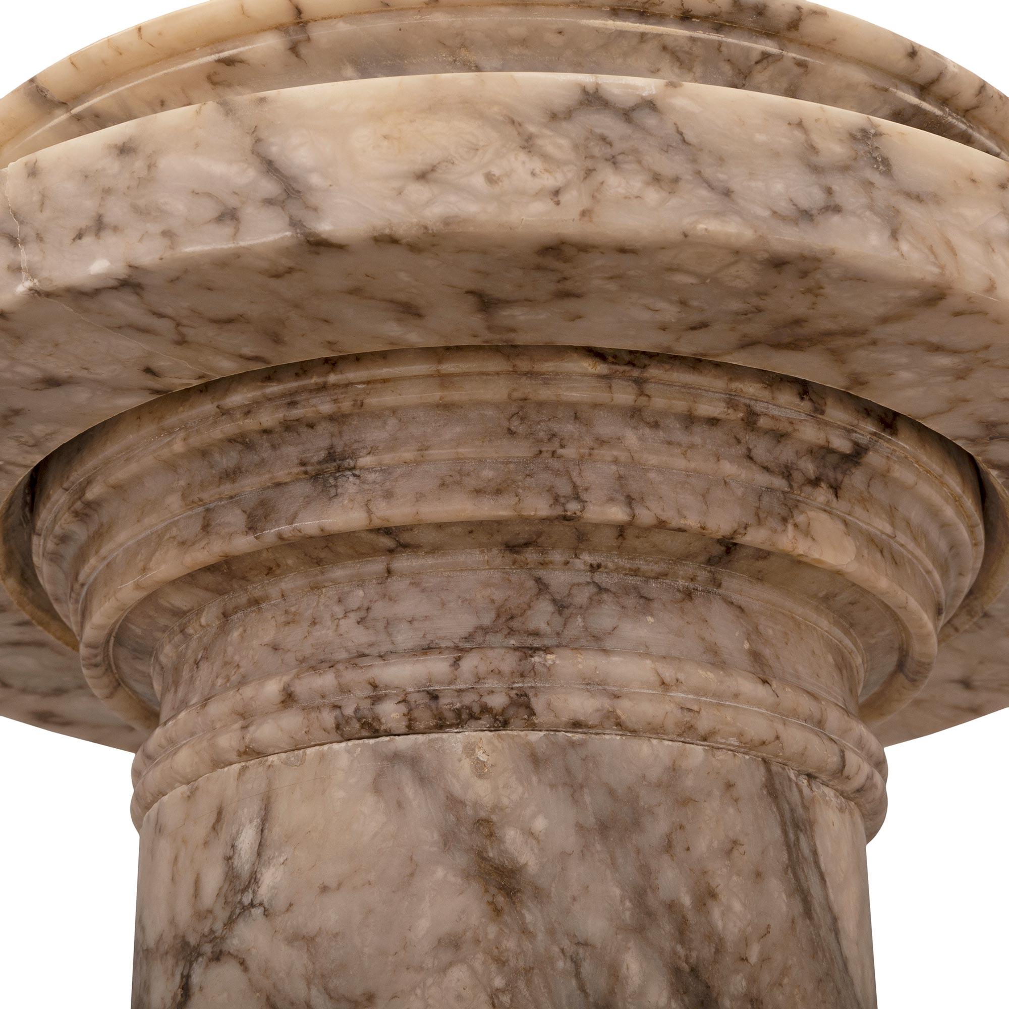 Marbre Columne à piédestal en albâtre de style néo-classique italien du 19ème siècle en vente