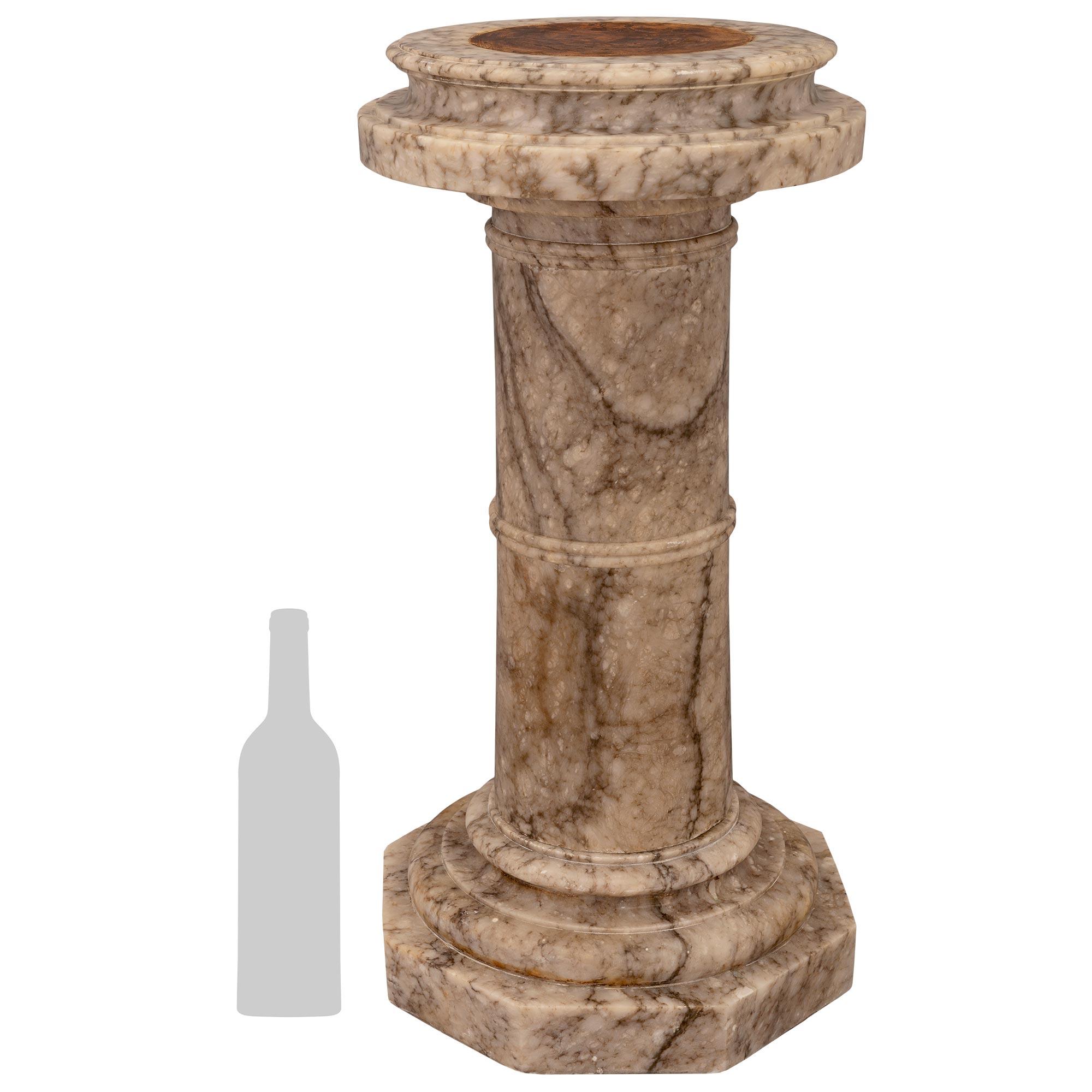 Columne à piédestal en albâtre de style néo-classique italien du 19ème siècle en vente