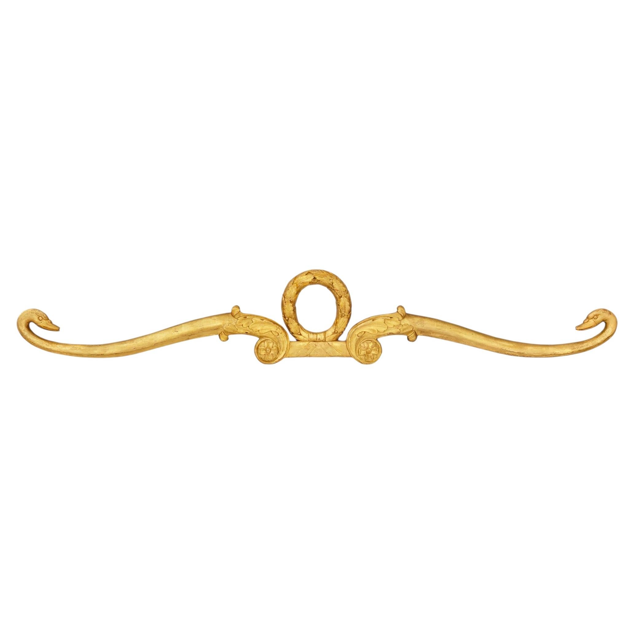 Un'opera italiana del XIX secolo in stile neoclassico. Decorazione da parete in legno dorato