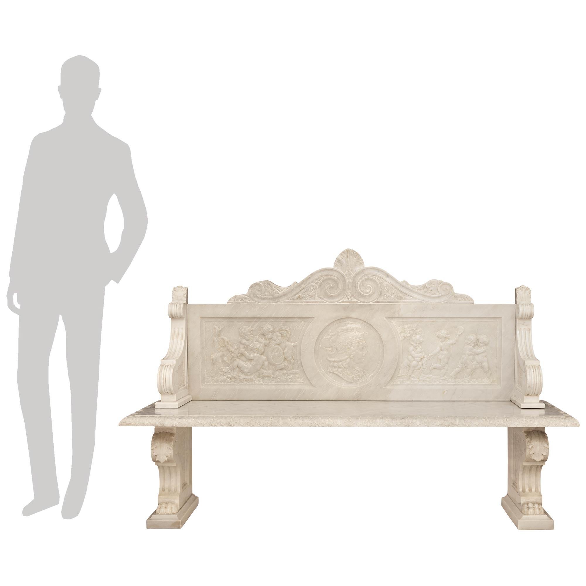 Una bella panca in marmo bianco di Carrara del XIX secolo, in stile neoclassico italiano. Questa panchina da giardino di grande effetto si erge su gambe a zampa scultoree e a volute sopra zoccoli screziati in marmo bianco di Carrara e arricchiti da