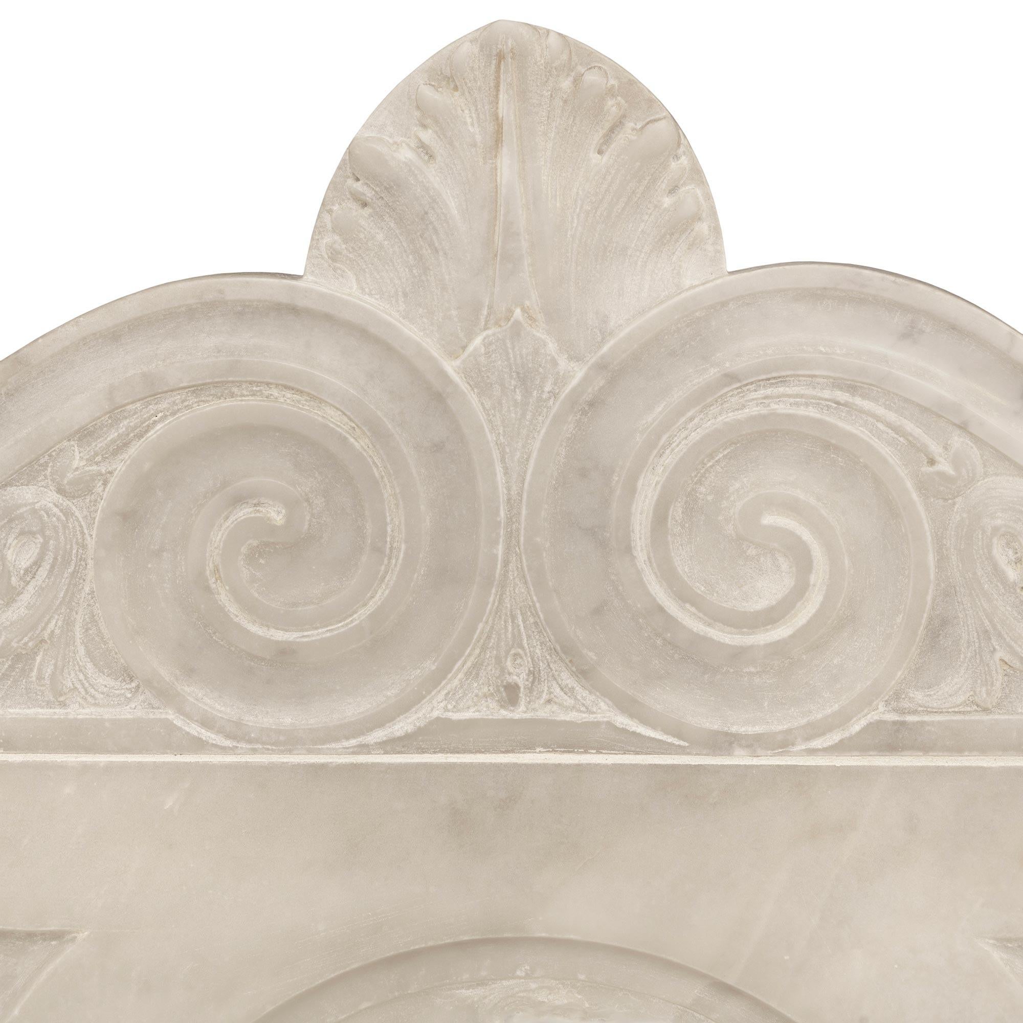 Panca neoclassica italiana del XIX secolo in marmo bianco di Carrara In condizioni buone in vendita a West Palm Beach, FL