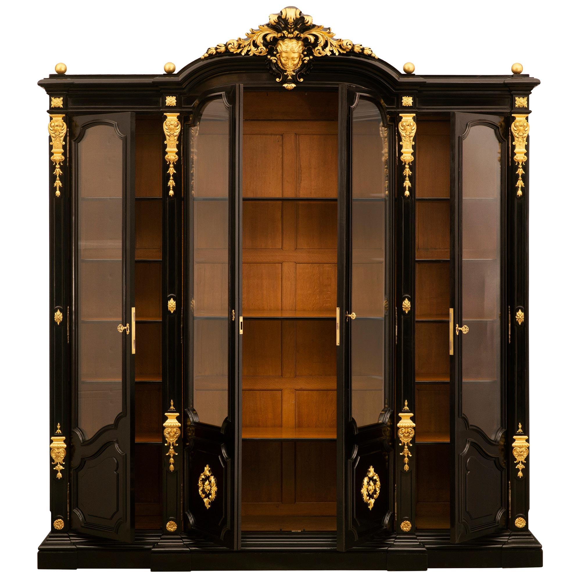 An Italian 19th century Rococo Revival st. ebonized giltwood vitrine In Good Condition For Sale In West Palm Beach, FL
