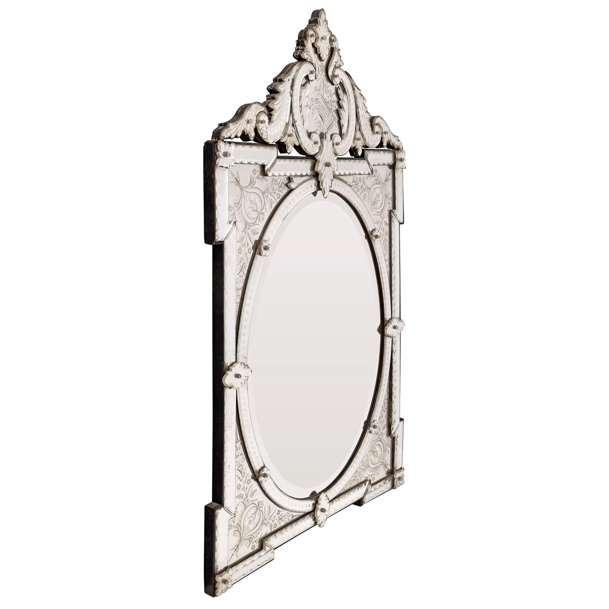 Un beau et extrêmement décoratif miroir vénitien italien du 19ème siècle. Le miroir conserve toutes ses plaques de miroir d'origine et le miroir central ovale présente une élégante bordure biseautée encadrée d'une belle bordure perlée gravée avec de