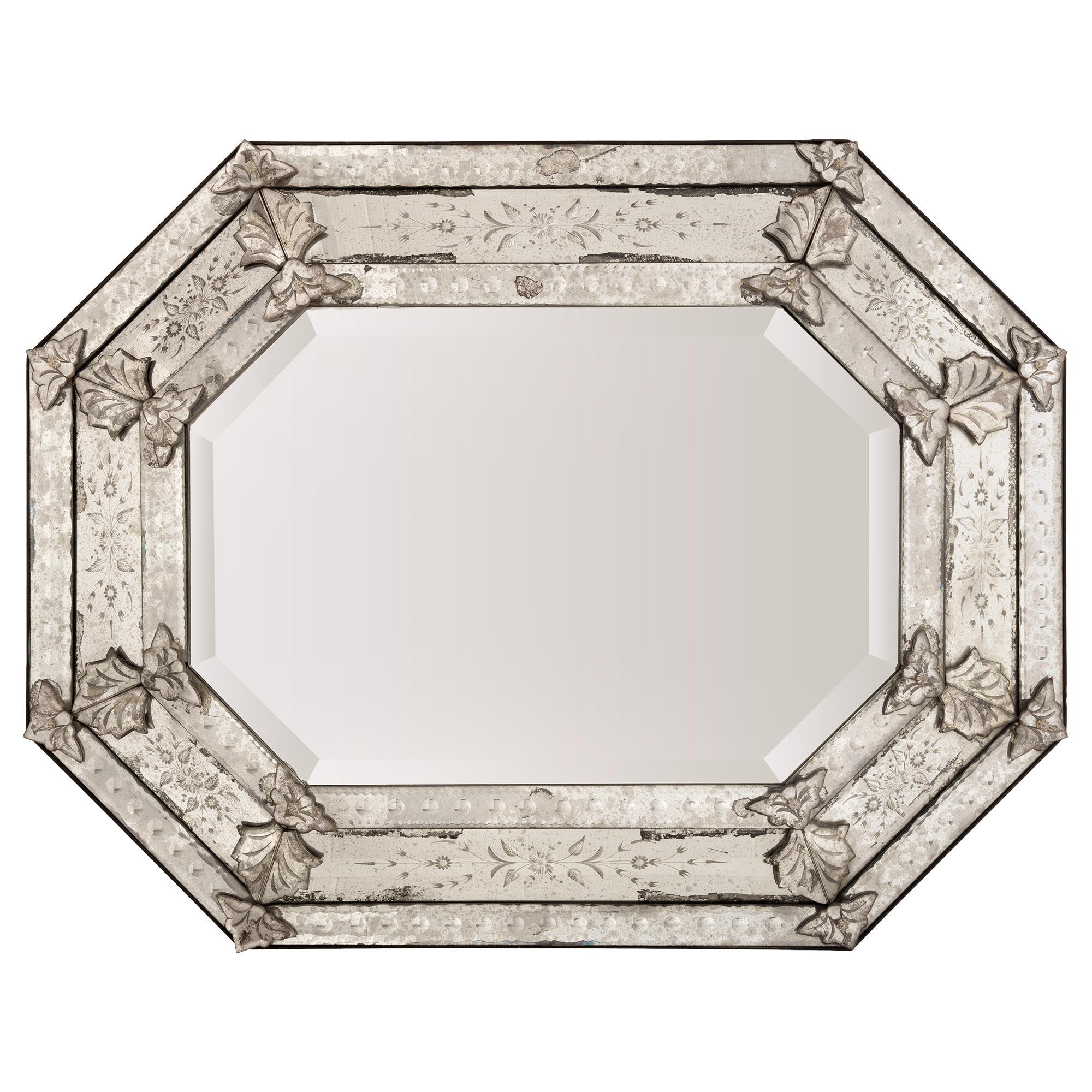 Magnifique miroir vénitien italien du 19e siècle. Le miroir octogonal a conservé toutes ses belles plaques de miroir d'origine, la plaque de miroir centrale présentant une fine bordure biseautée. Les plaques de miroir extérieures présentent un motif