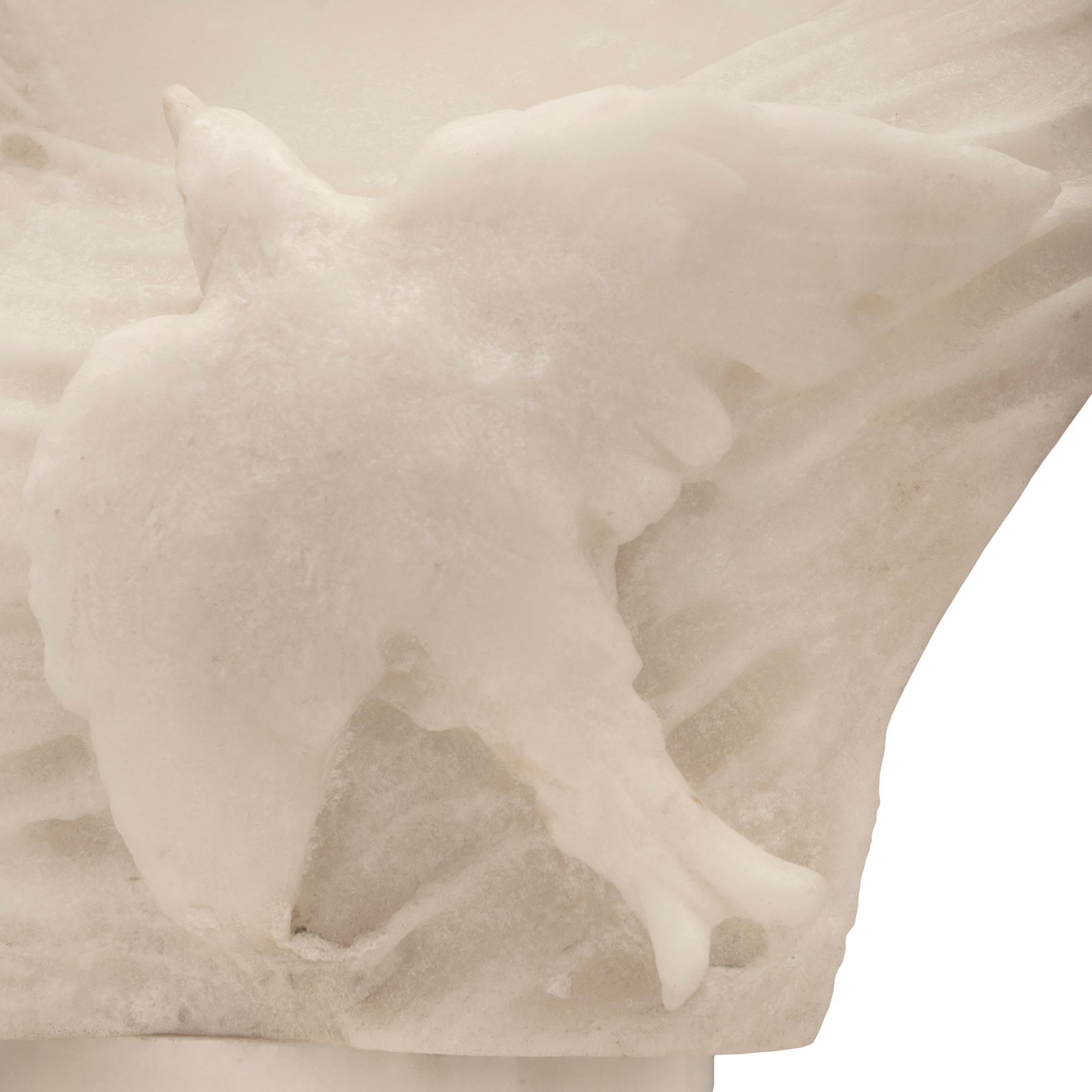 Buste italien en marbre blanc de Carrare du 19me sicle reprsentant une jeune fille avec des oiseaux en vente 4