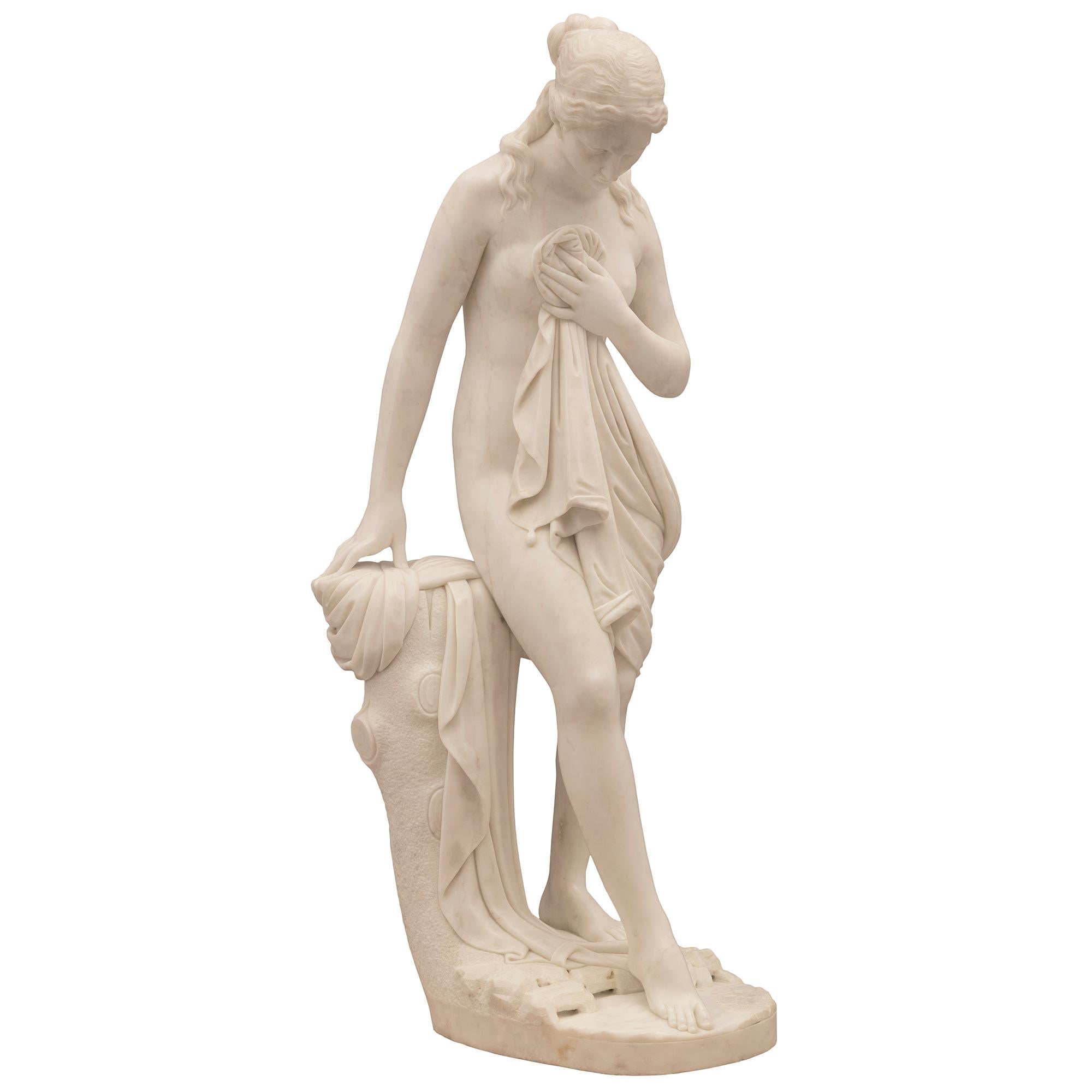 Italian 19th Century White Carrara Marble Statue of a Beautiful Bathing Woman In Good Condition For Sale In West Palm Beach, FL