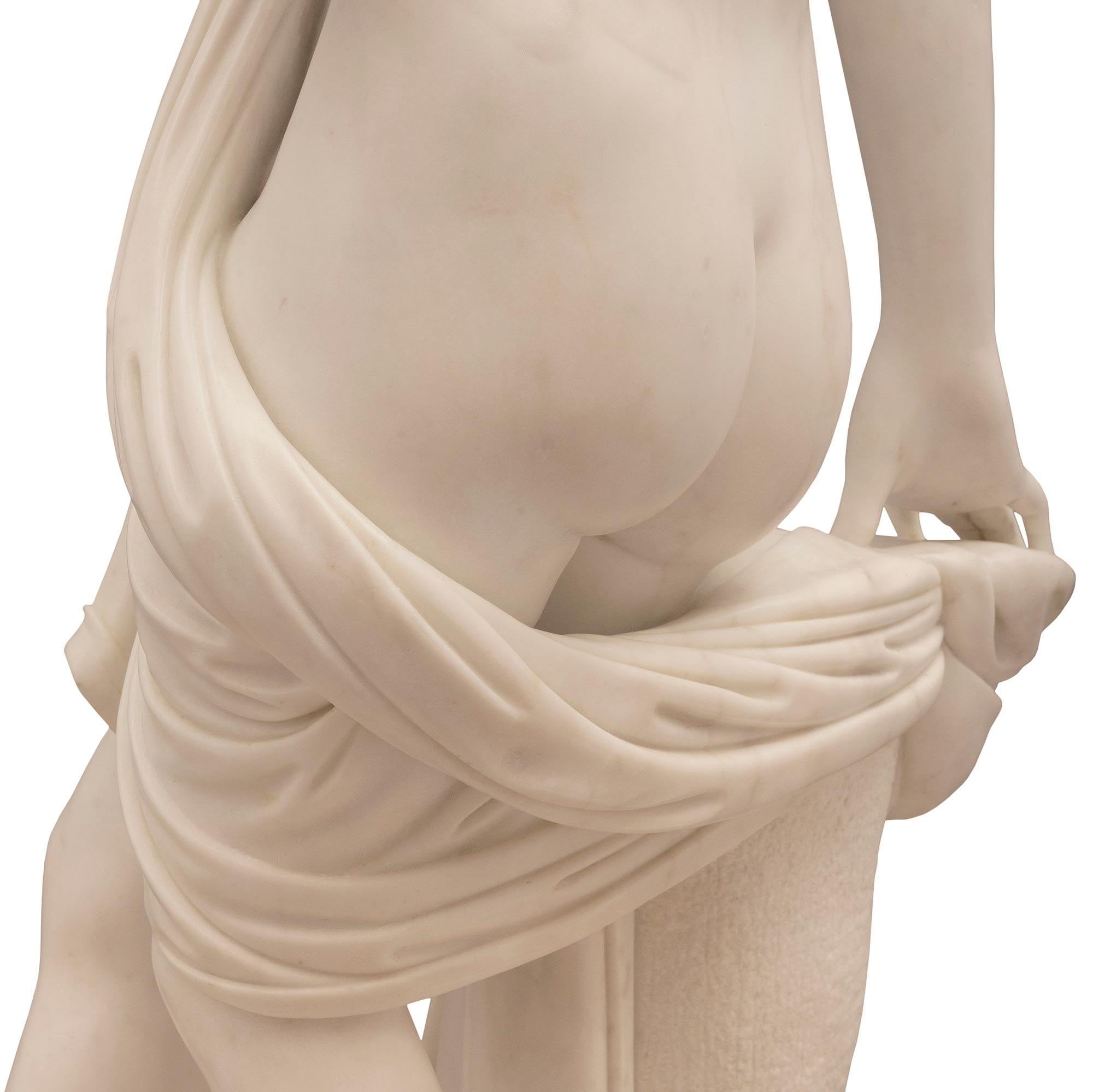 Statue italienne en marbre blanc de Carrare du 19ème siècle représentant une belle femme se baignant en vente 2
