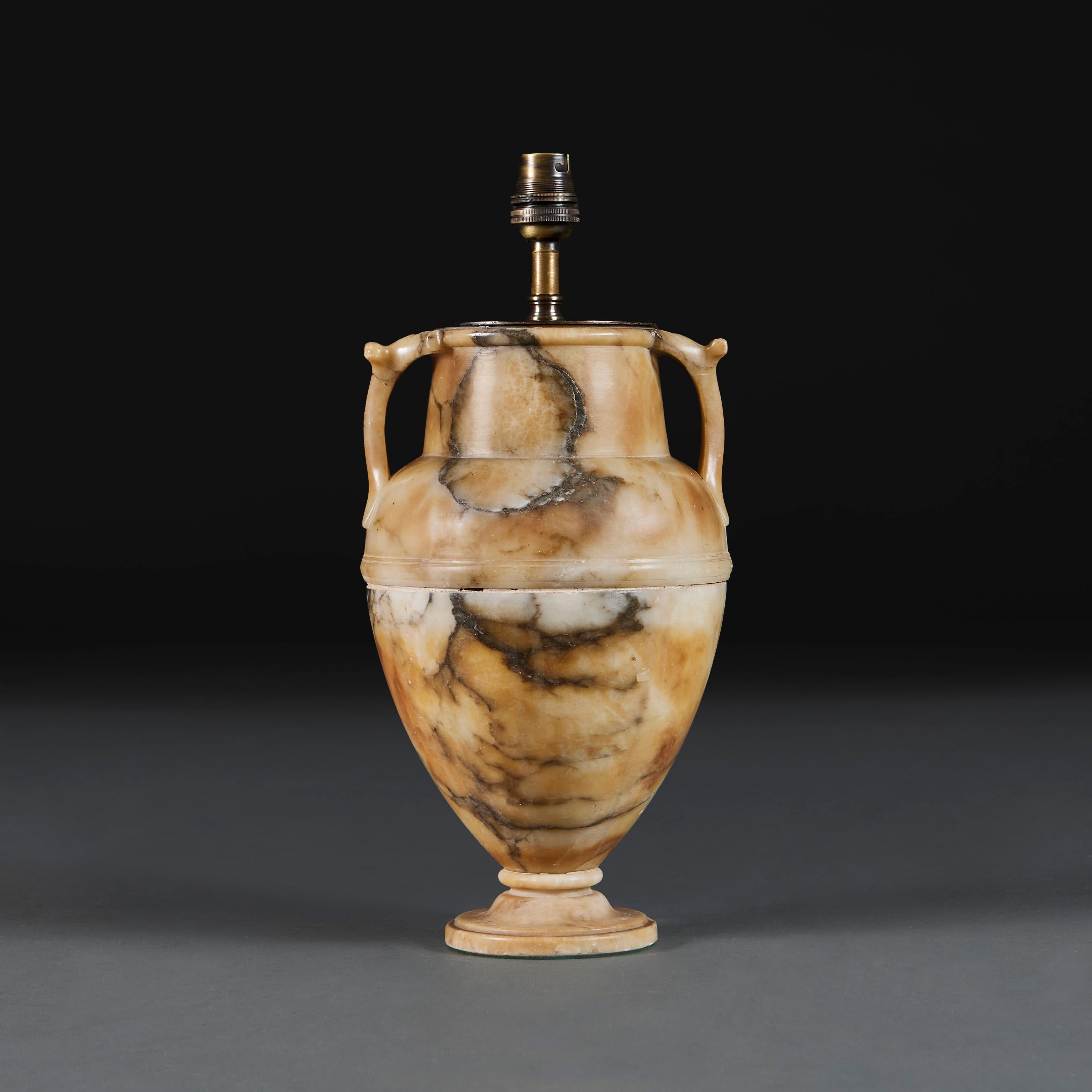 Une urne italienne en albâtre comme lampe Bon état - En vente à London, GB