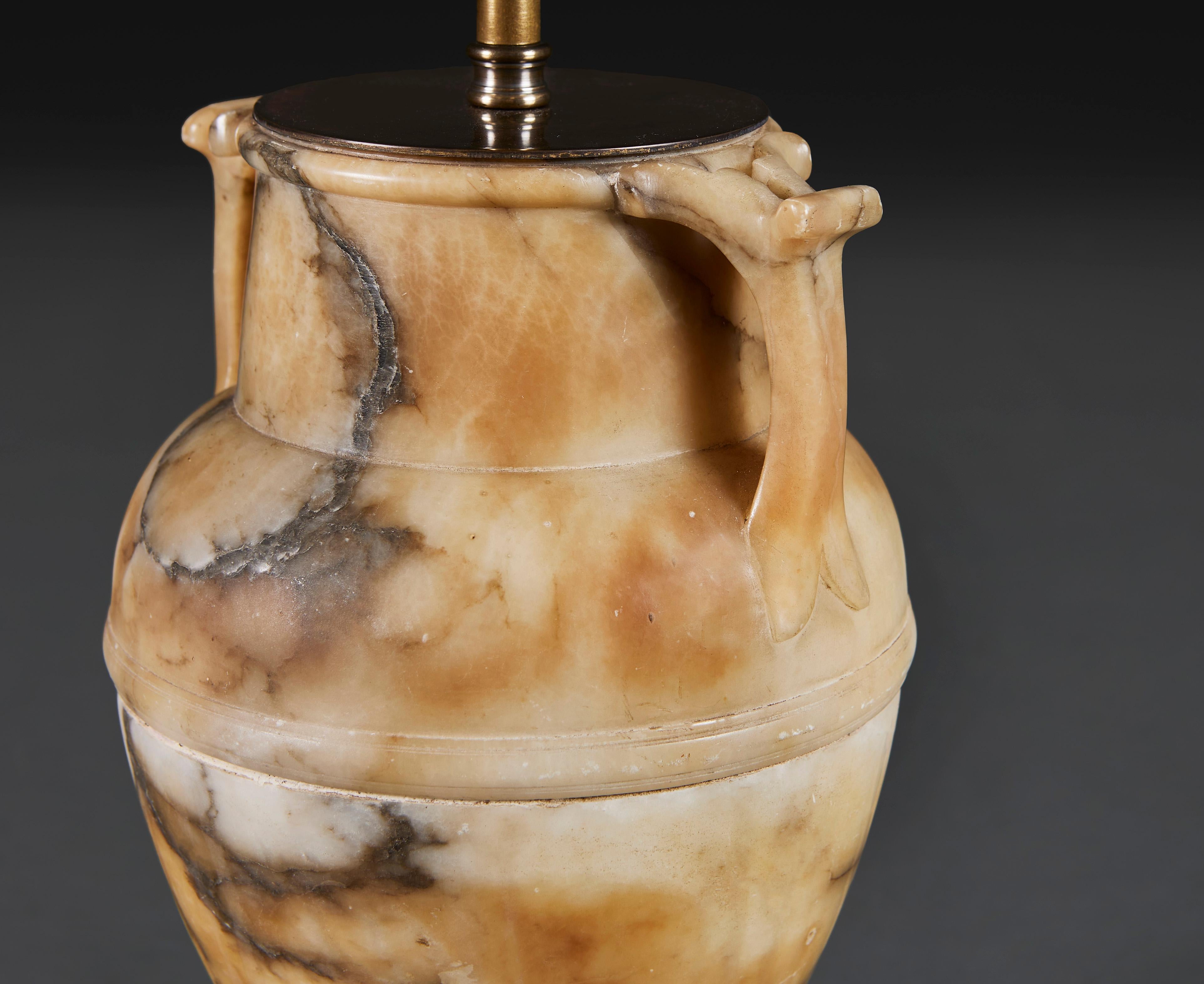 XIXe siècle Une urne italienne en albâtre comme lampe en vente