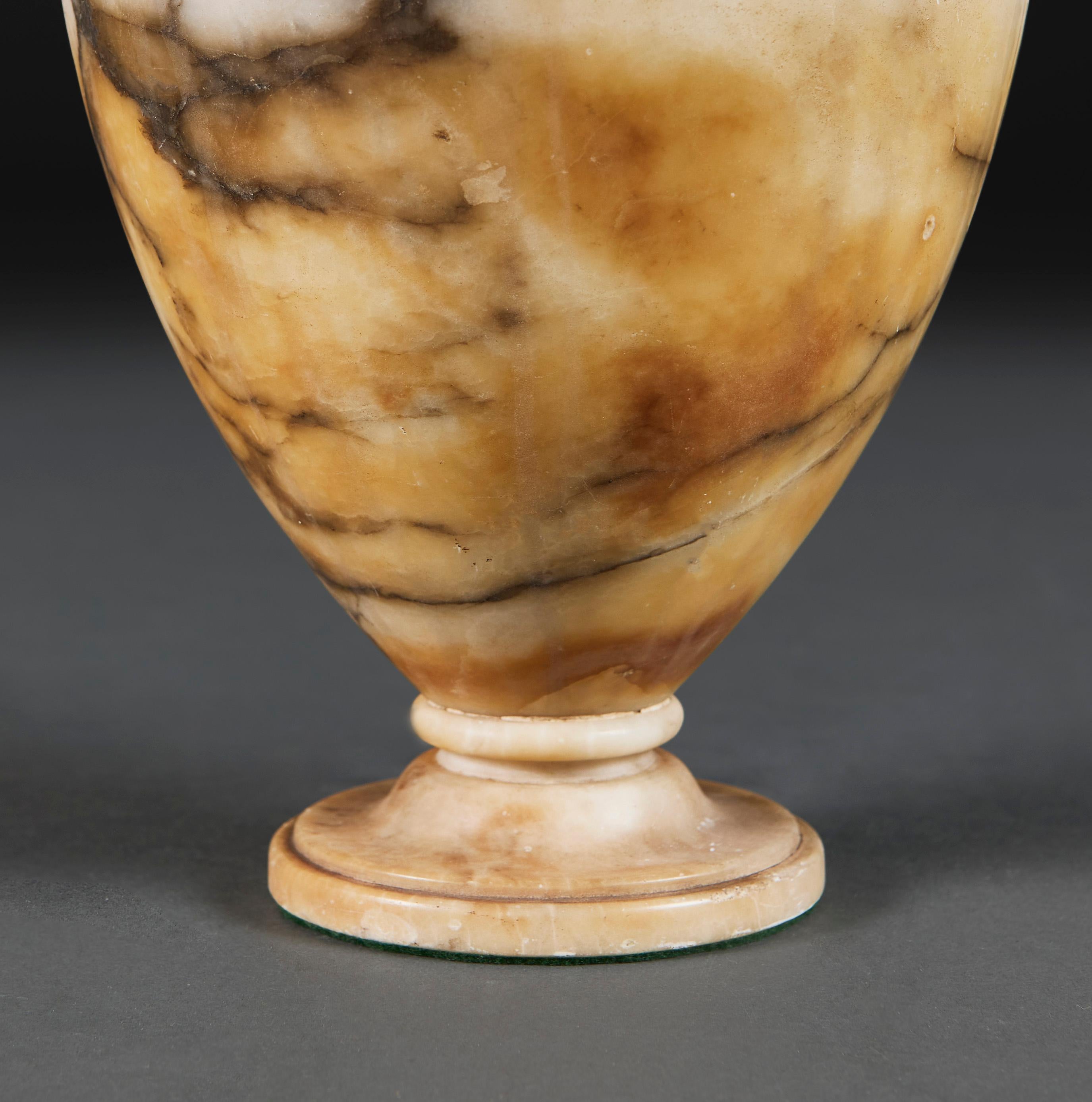 Albâtre Une urne italienne en albâtre comme lampe en vente