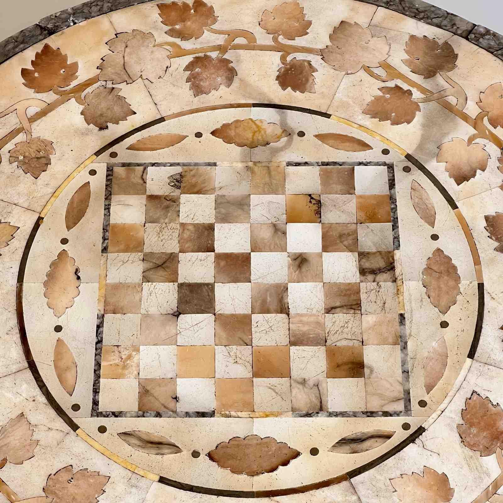 Sculpté à la main Table de jeu ou de vin italienne ancienne en albâtre en vente