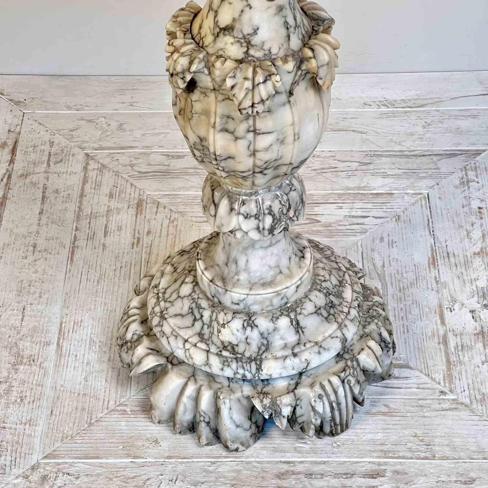Albâtre Table de jeu ou de vin italienne ancienne en albâtre en vente