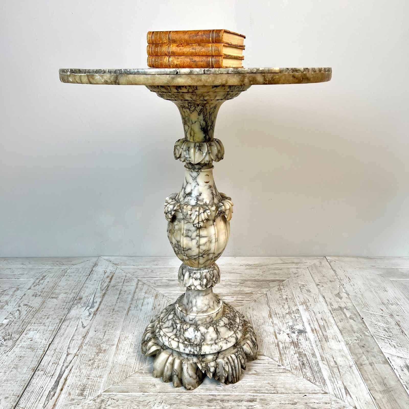 Table de jeu ou de vin italienne ancienne en albâtre en vente 1