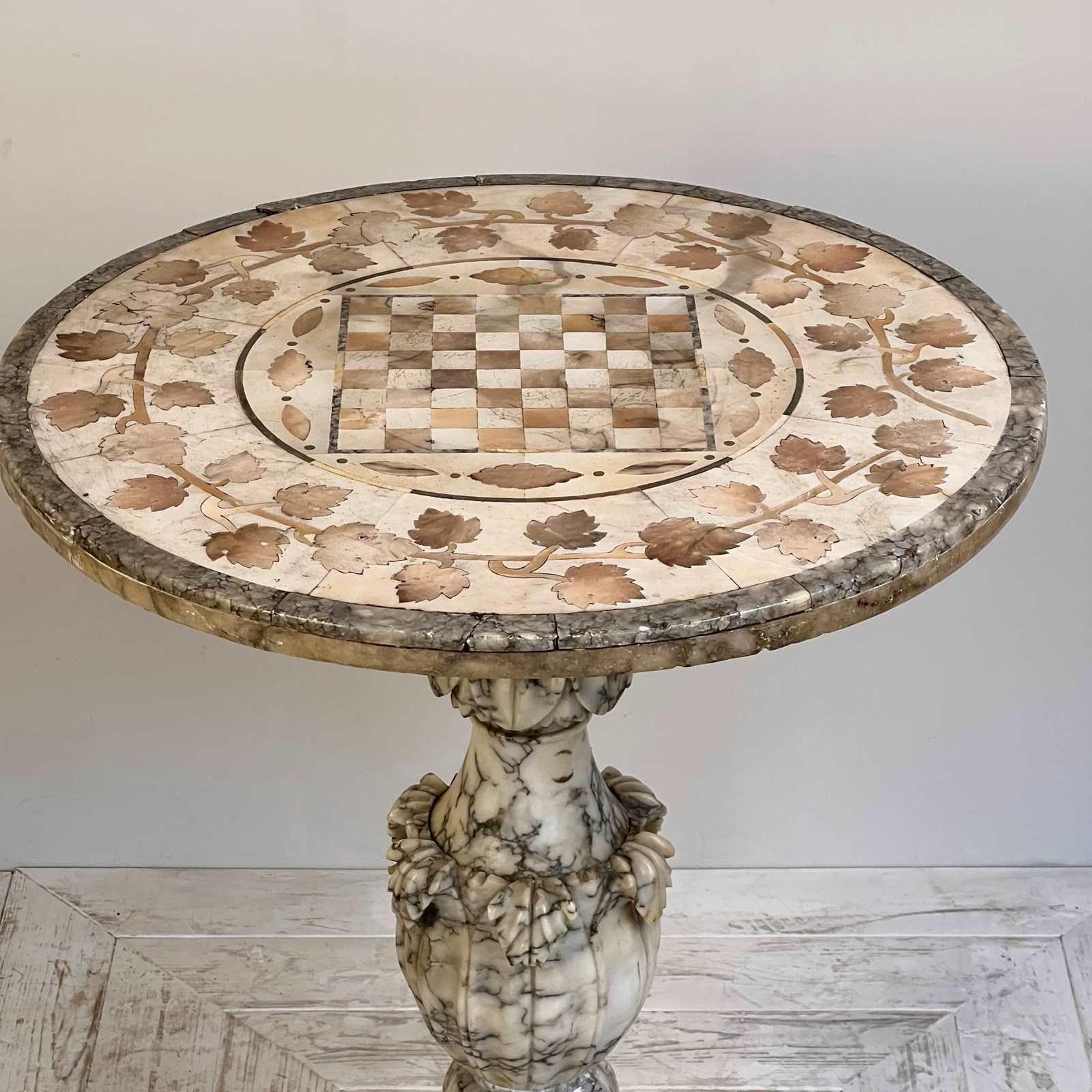 Table de jeu ou de vin italienne ancienne en albâtre en vente 2