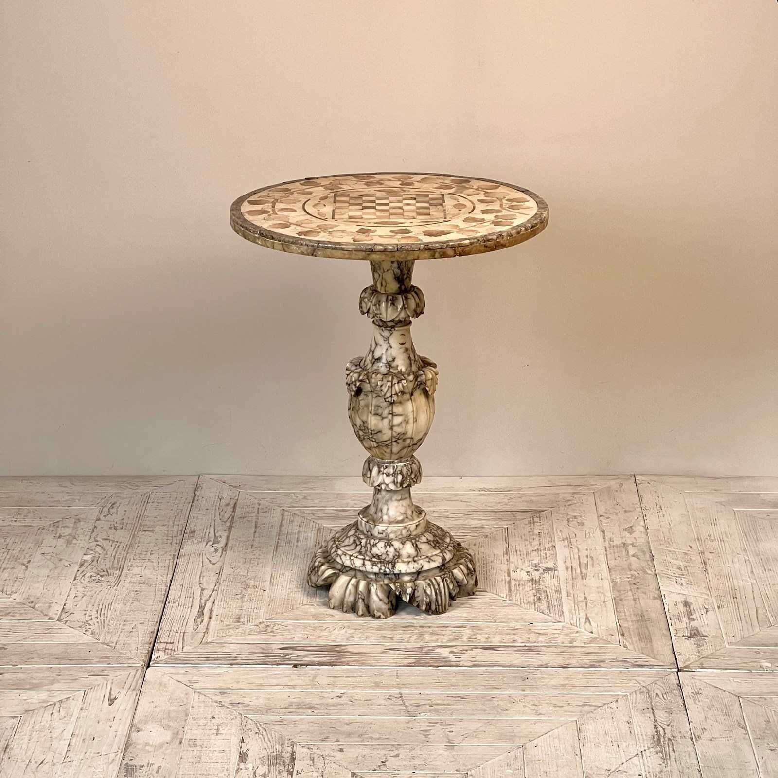 Table de jeu ou de vin italienne ancienne en albâtre en vente 3