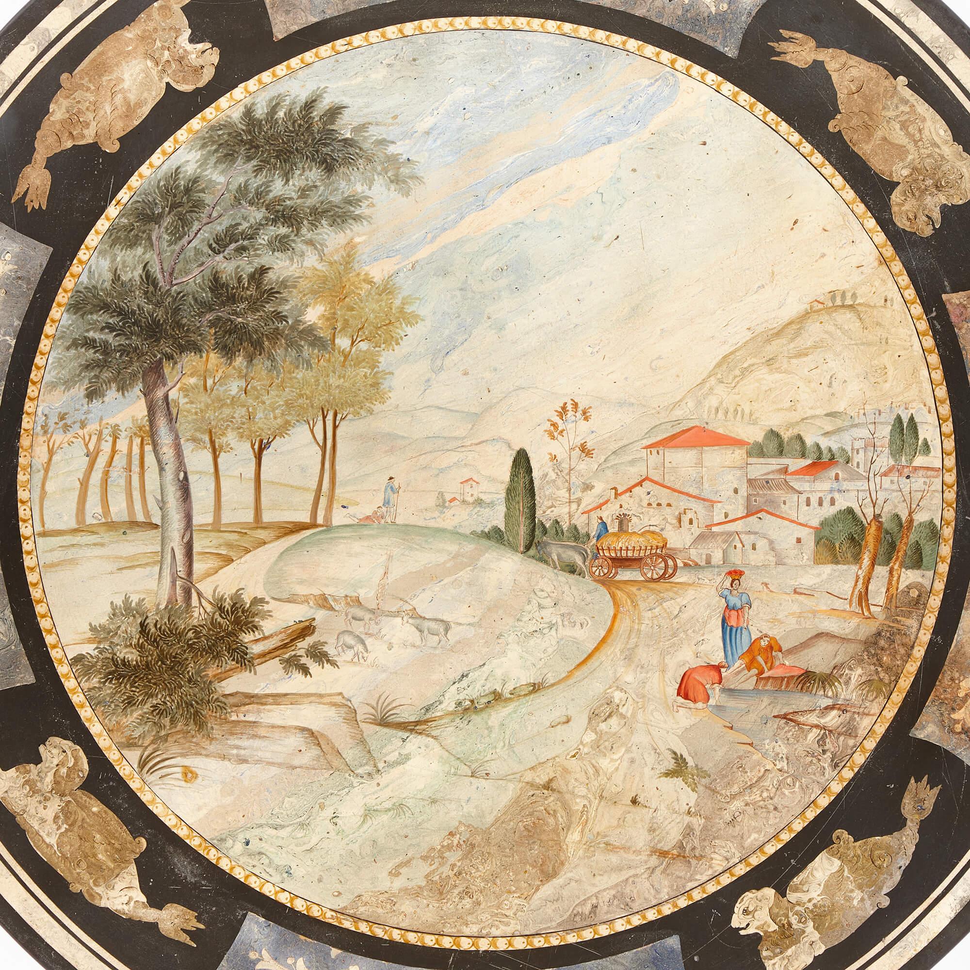 Un plateau de table circulaire italien ancien en scagliola 
Italien, 19e siècle
Hauteur 1,5 cm, diamètre 90 cm

Ce plateau circulaire délicatement détaillé est réalisé en scagliola, un matériau populaire (une variante du plâtre) souvent utilisé
