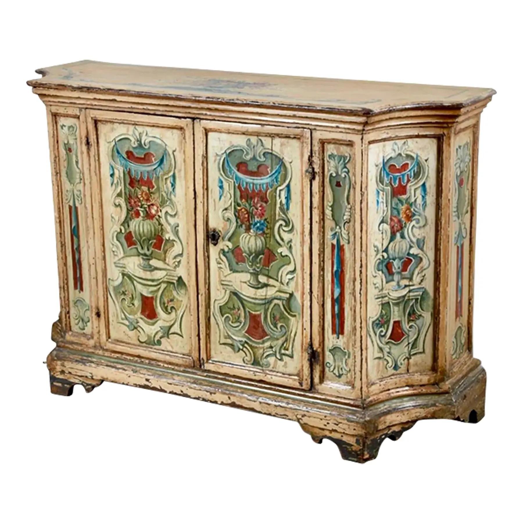 Superbe crédence de style baroque italien peinte en polychromie, datant de la fin du XVIIe siècle ou du début du XVIIIe siècle. La crédence incarne l'opulence et les caractéristiques ornementales de la période baroque. Il présente une riche palette