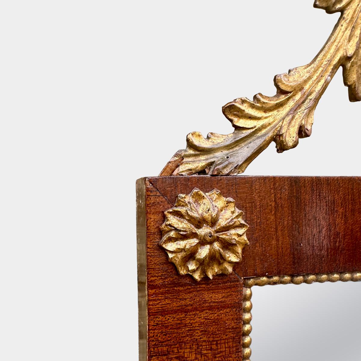 Legno dorato Specchio intagliato e dorato in stile barocco italiano in vendita
