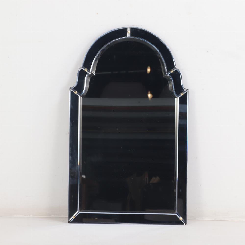 Un sorprendente specchio in stile Art Deco con frontone ad arco, il piatto centrale sagomato incorniciato da bordi in vetro blu chiaro con bordi smussati. Un pezzo di grande effetto per la tua casa in un ingresso o in un bagno di servizio.