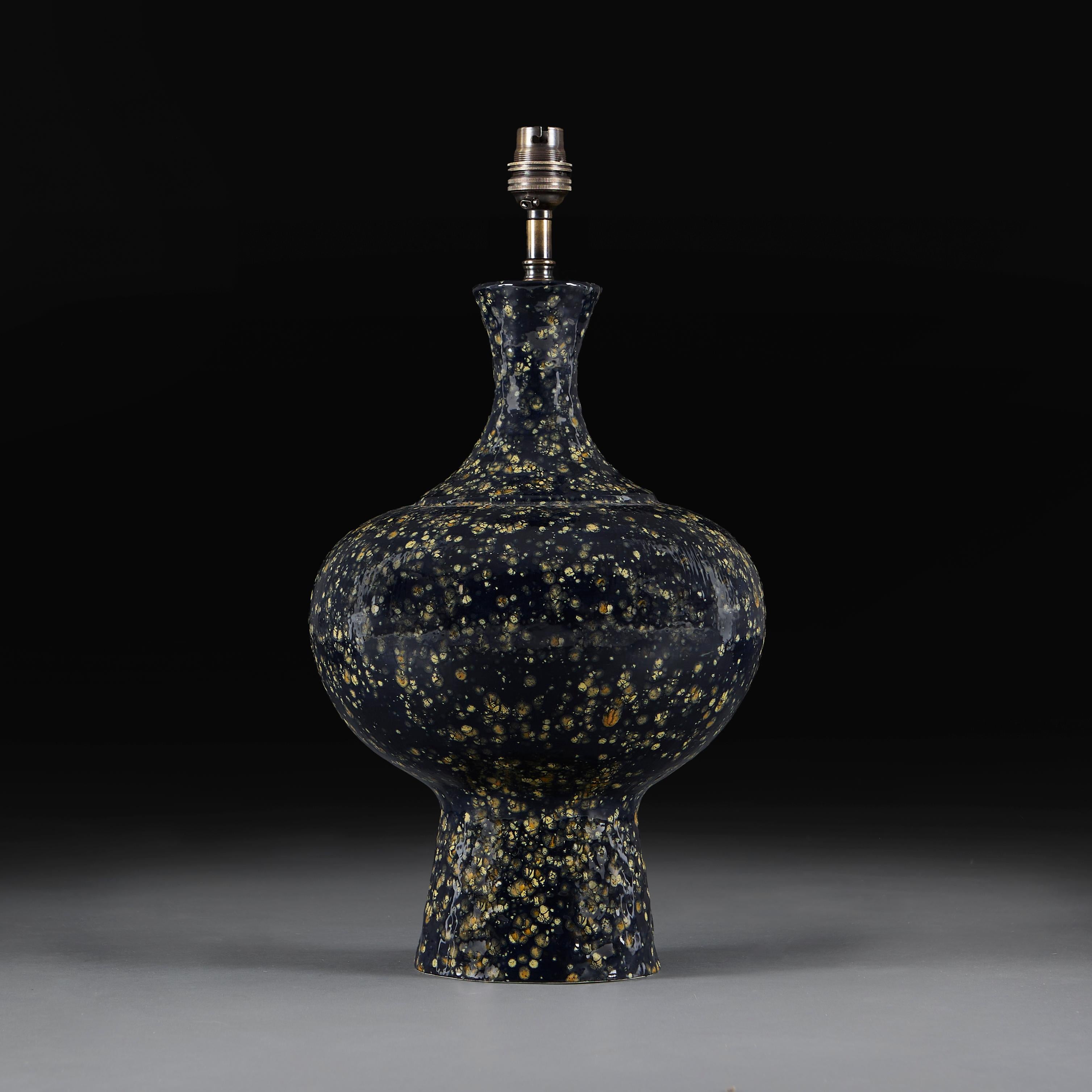 Eine italienische Vase aus der Mitte des Jahrhunderts mit durchgehend gesprenkelter Glasur und bauchiger Form.

Bitte beachten:

Lampenschirm nicht enthalten. Lampe fotografiert mit einem 24