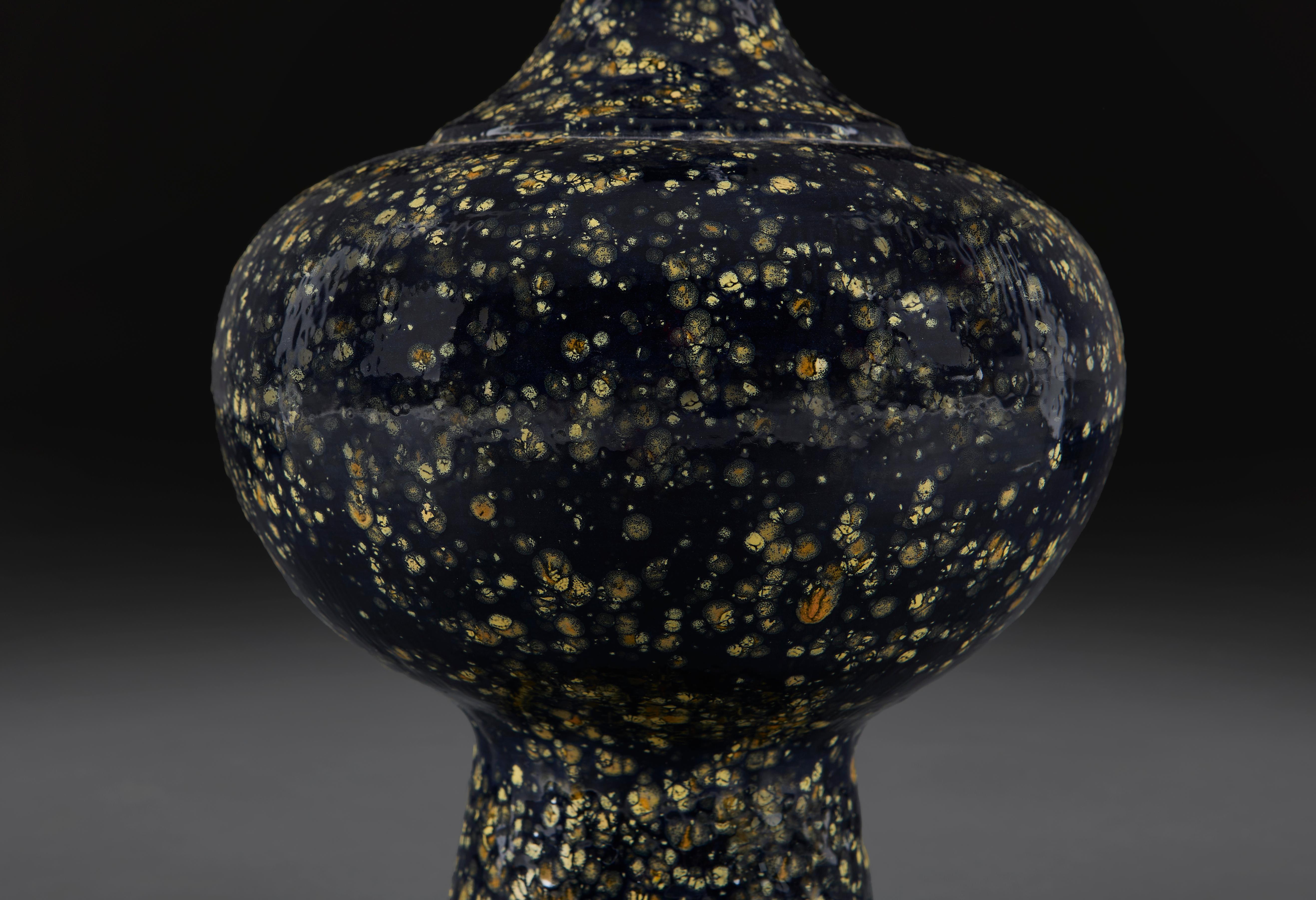 Eine blau glasierte italienische Vase, jetzt als Lampe (Glasiert)