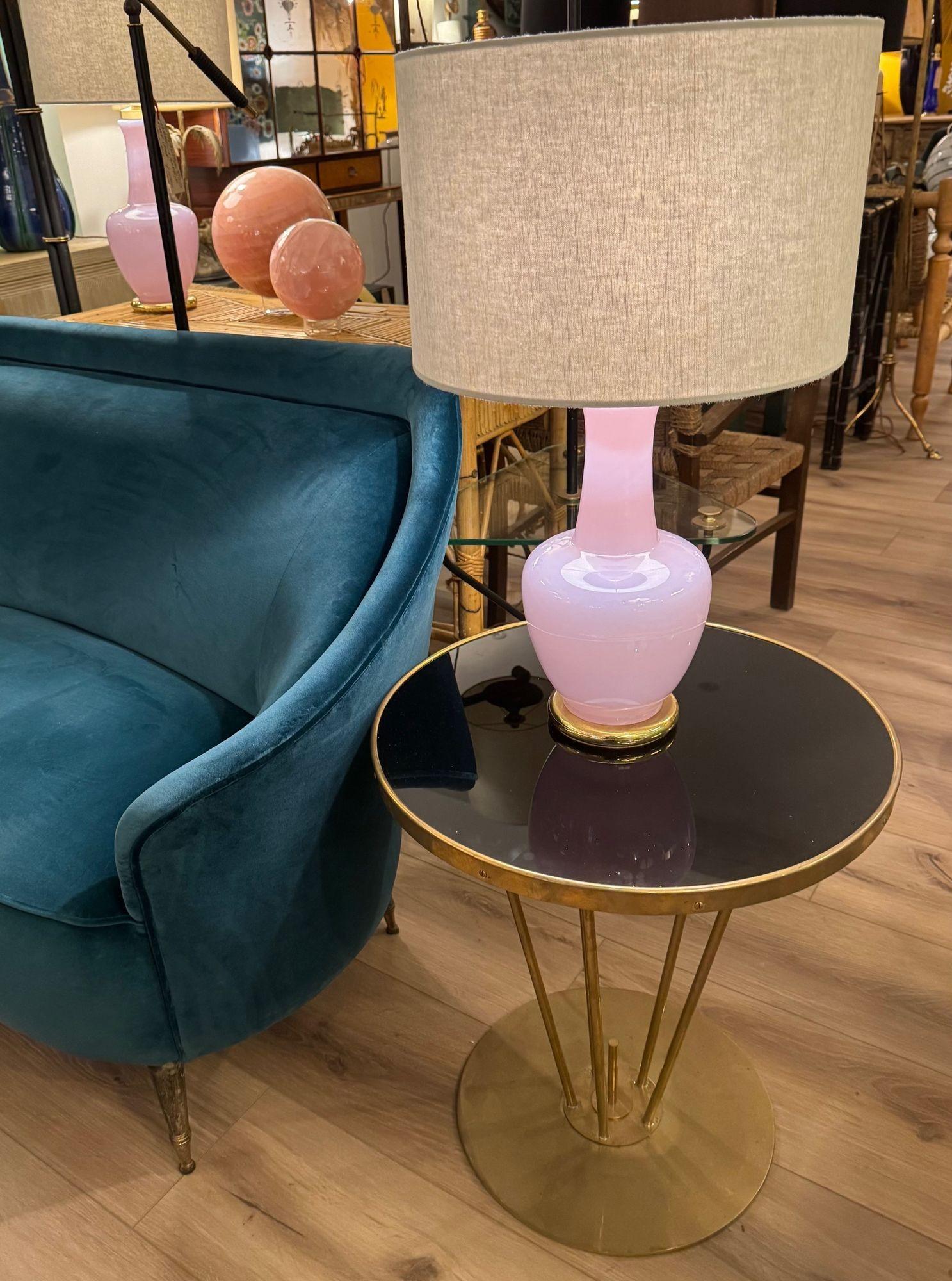 Table d'appoint circulaire italienne en laiton massif et verre noir à cinq pieds centraux.