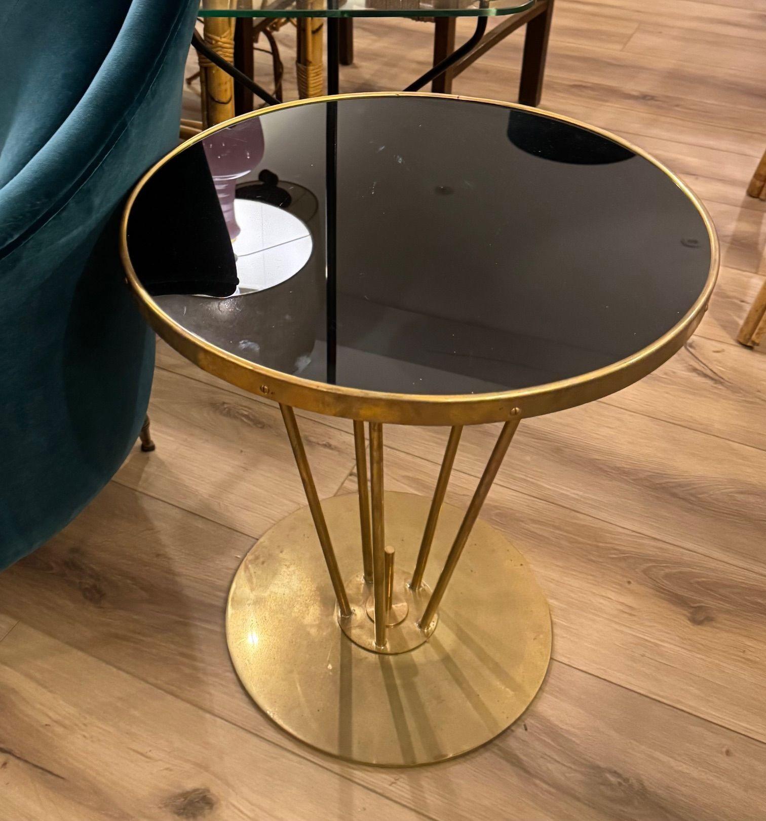 An Italian brass and black glass circular side table Bon état - En vente à London, GB