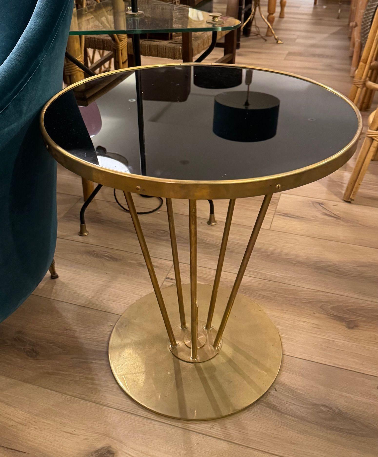 Laiton An Italian brass and black glass circular side table en vente