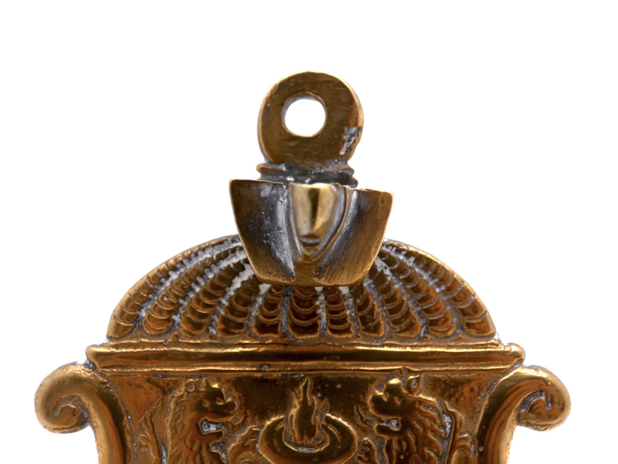 Lampe de Hanoukka italienne en laiton coulé, fabriquée à l'époque de la Renaissance, au XVIIIe siècle.

Une paire de lions rampants appuyés sur un encensoir en forme de gobelet rappelle l'encensoir utilisé dans l'ancien temple. 

Encadré par deux
