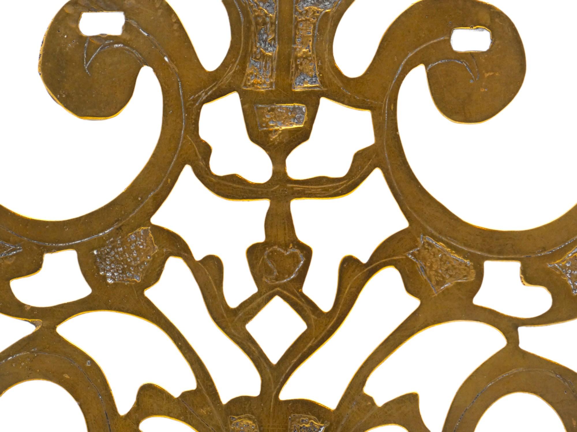 Fino al XVIII secolo Lampada Hanukkah italiana in ottone, XVIII secolo in vendita