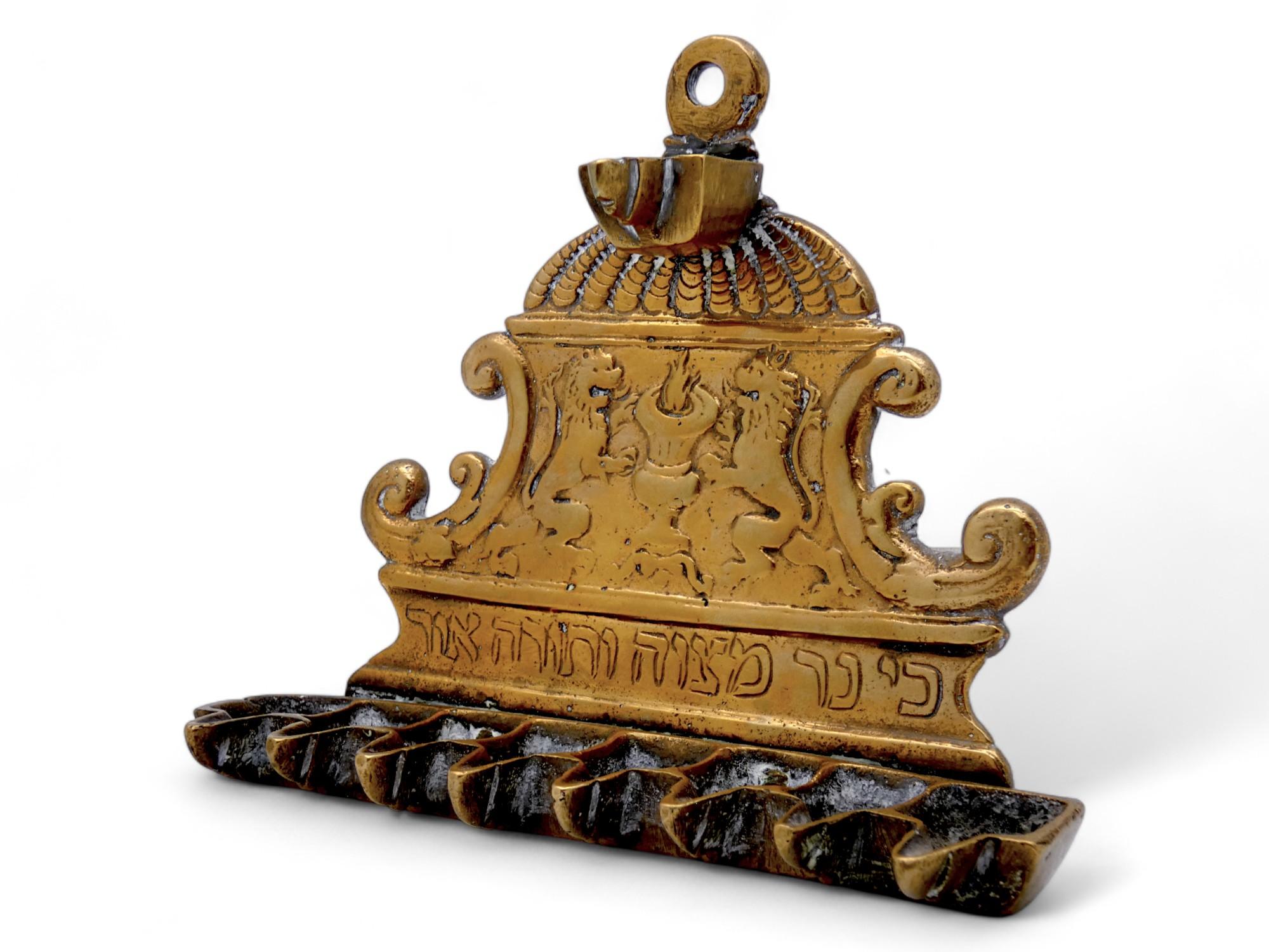 Laiton Lampe italienne Hanukkah en laiton, 18ème siècle en vente