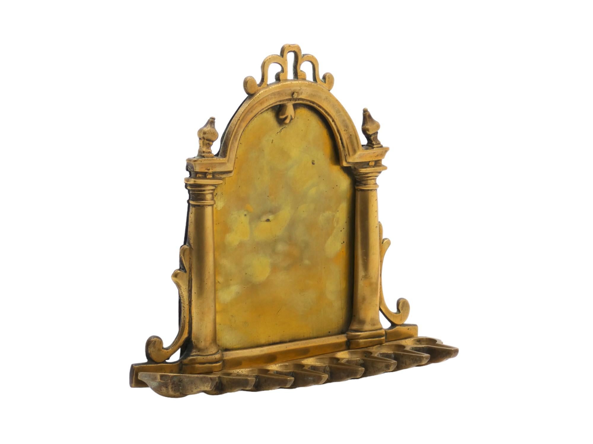 Una lampada di Hanukkah in ottone del 1700 circa è considerata un pezzo di Judaica di grande valore e importanza culturale e rappresenta l'eccellenza artistica dell'artigianato italiano.

La comunità ebraica in Italia durante il XVII secolo era