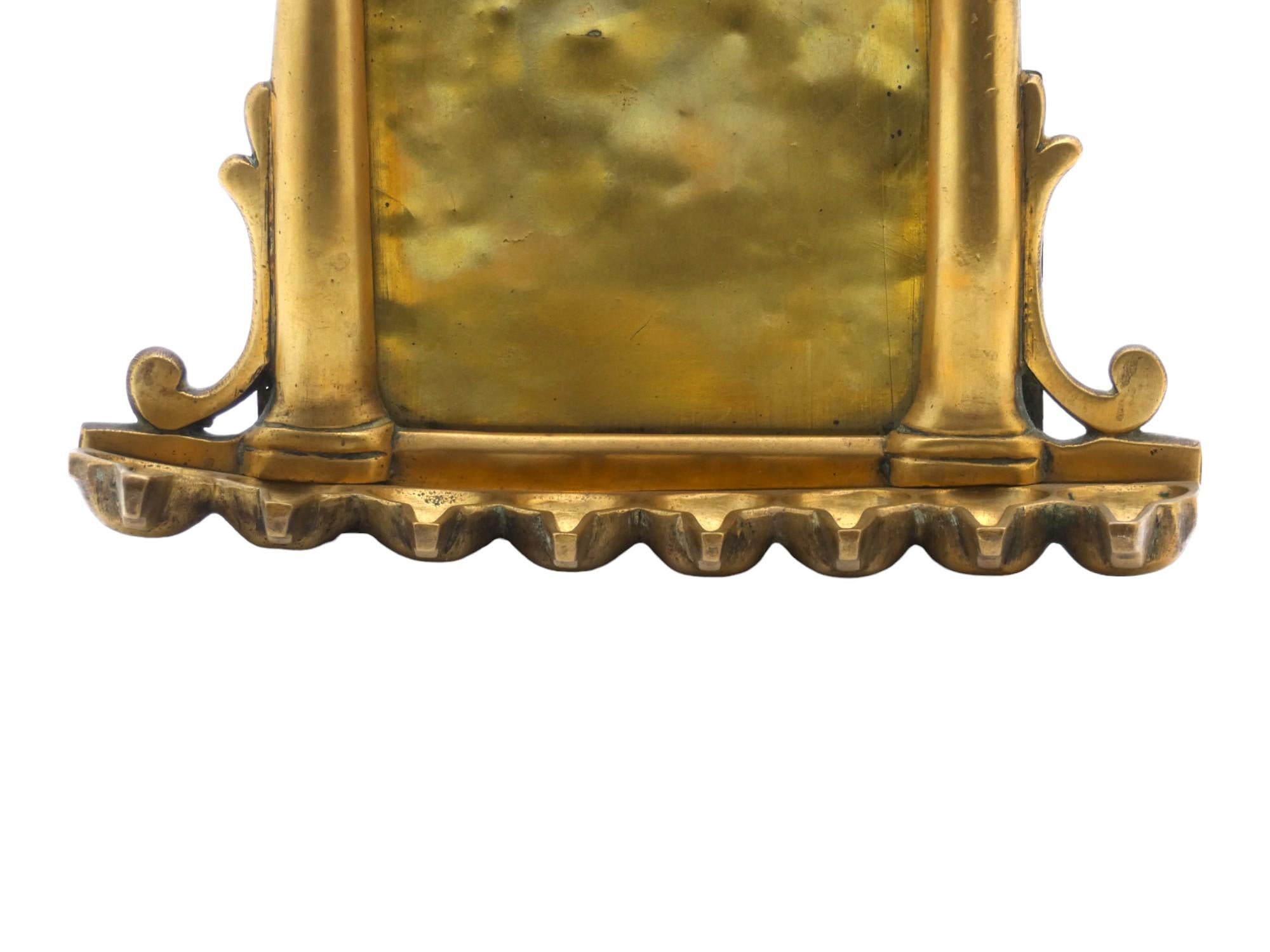Inizio XVIII secolo Lampada Hanukkah italiana in ottone, CIRCA 1700 in vendita