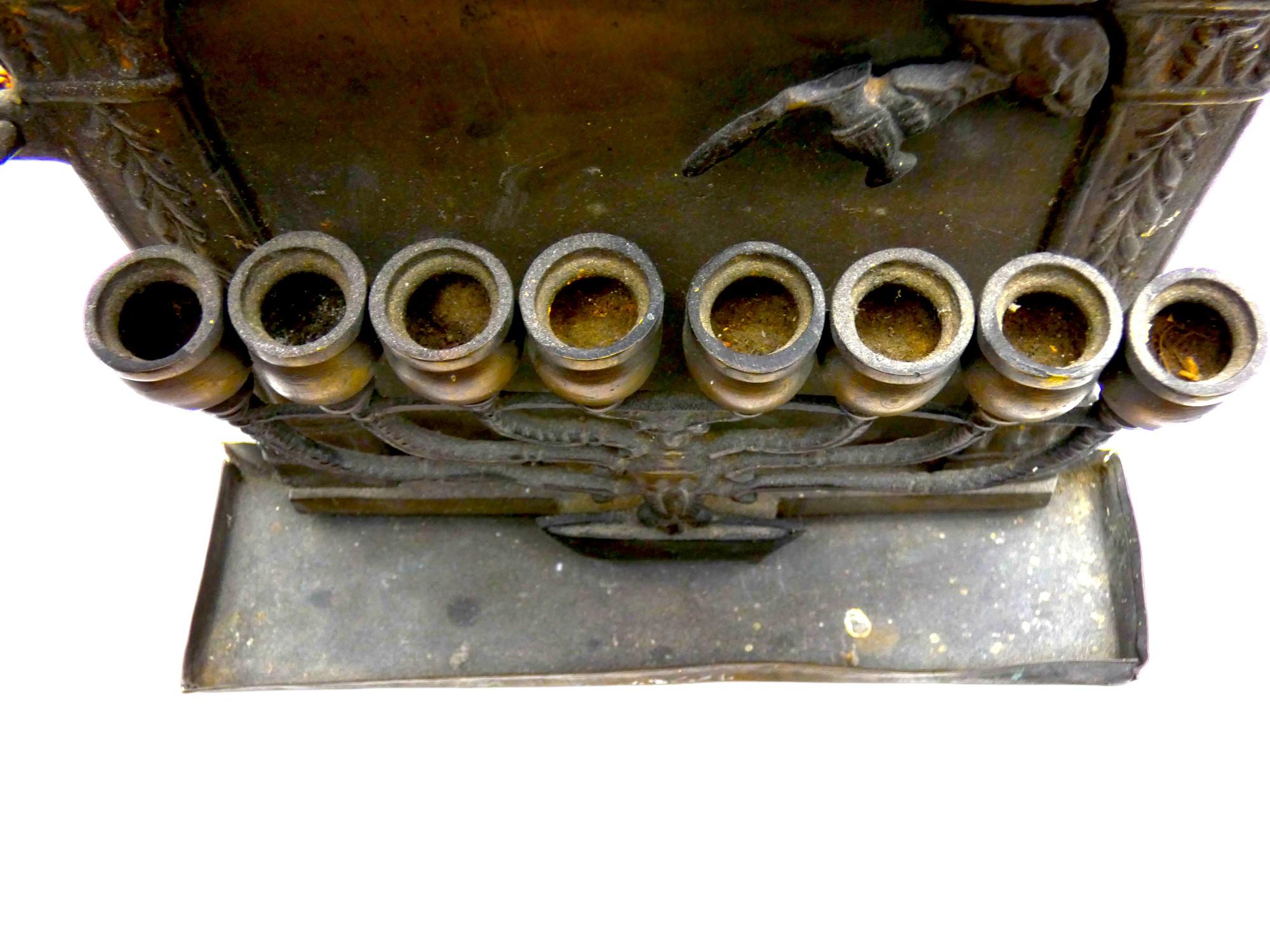 Inizio XIX secolo Lampada Hanukkah Menorah in ottone, CIRCA 1800 in vendita