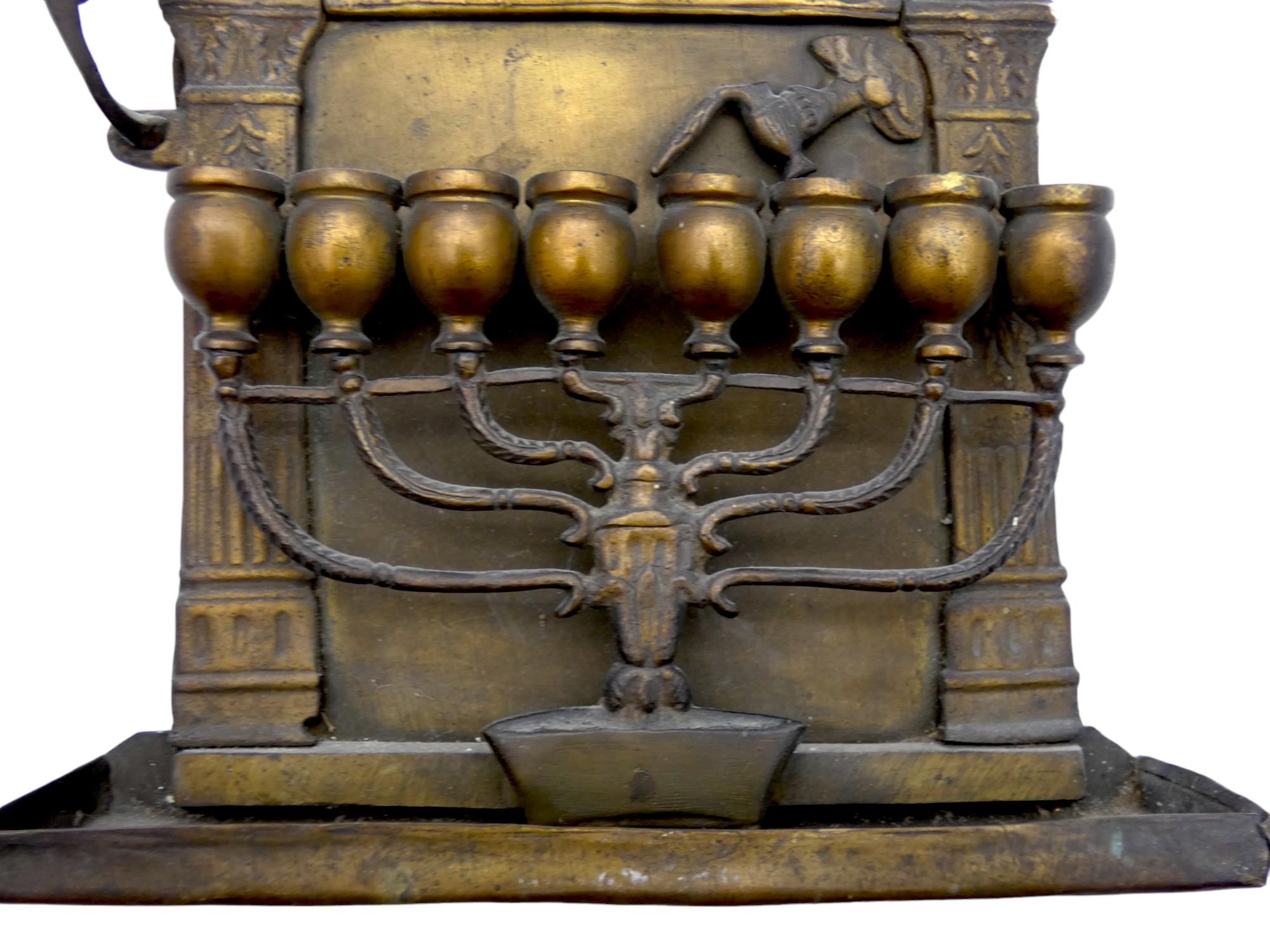 Ottone Lampada Hanukkah Menorah in ottone, CIRCA 1800 in vendita